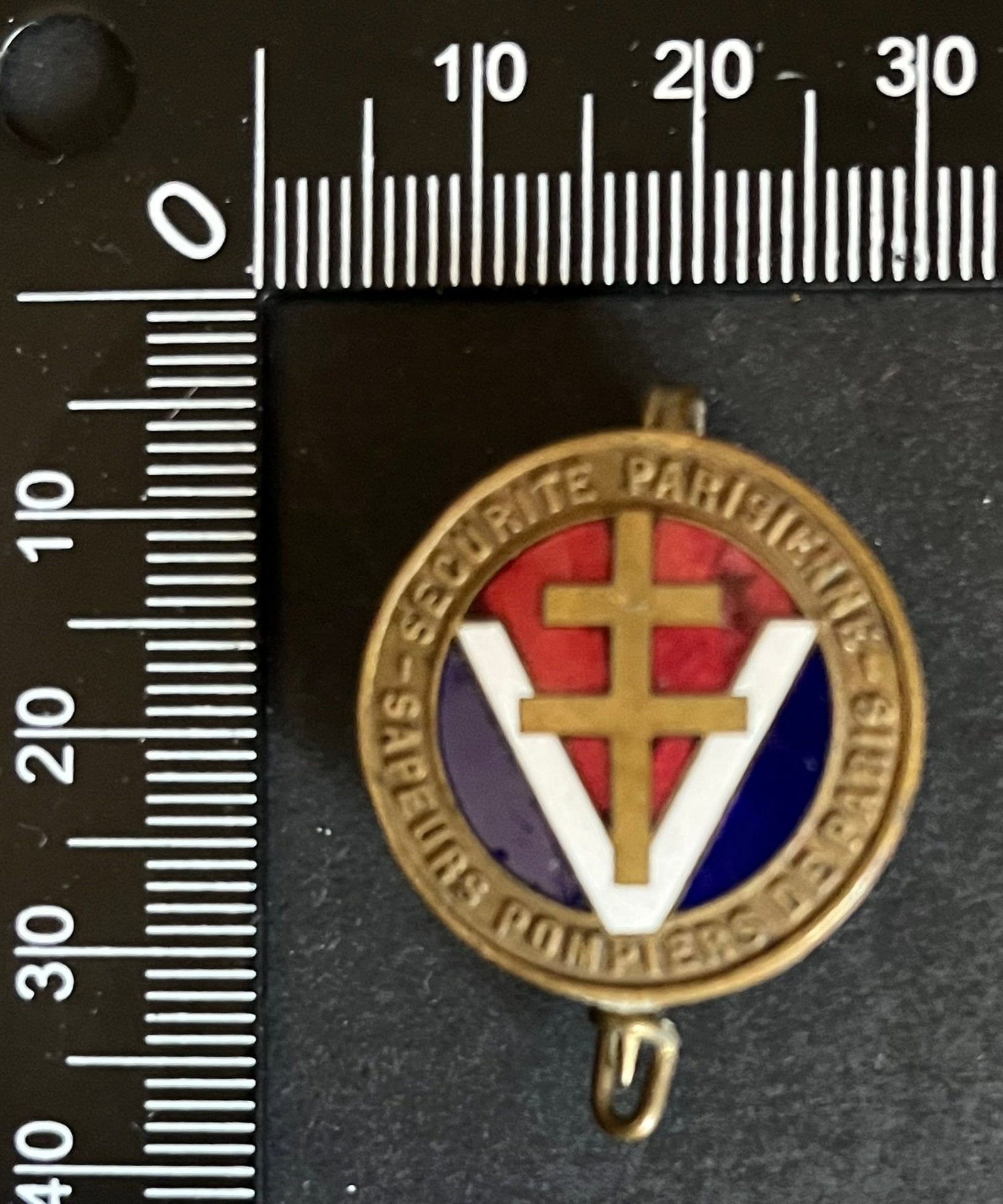 FRANCE Dpt75 INSIGNES FFI. France FFI insignia Departments 75: Insigne Sapeurs Pompiers de Paris numerote 761 (tirage estime 900) Chobillon emaille (attache recollee)v Ref Dictionnaire d identication des Insignes de la Resistance Francaise (ed 2026 - Roland Gerdi