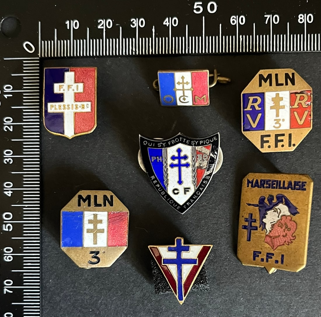 FRANCE Dpt75 INSIGNES FFI. France FFI insignia Departments 75: Lot de 7 pieces Insigne Police Groupe PH35 des Corps Francs du Gouvernement Provisoire Argent poinconne (tirage estime 100) Sans emaille (eclats) Bataillon FFI FTPF La Marseillaise 21 x 29 mm Sans ema