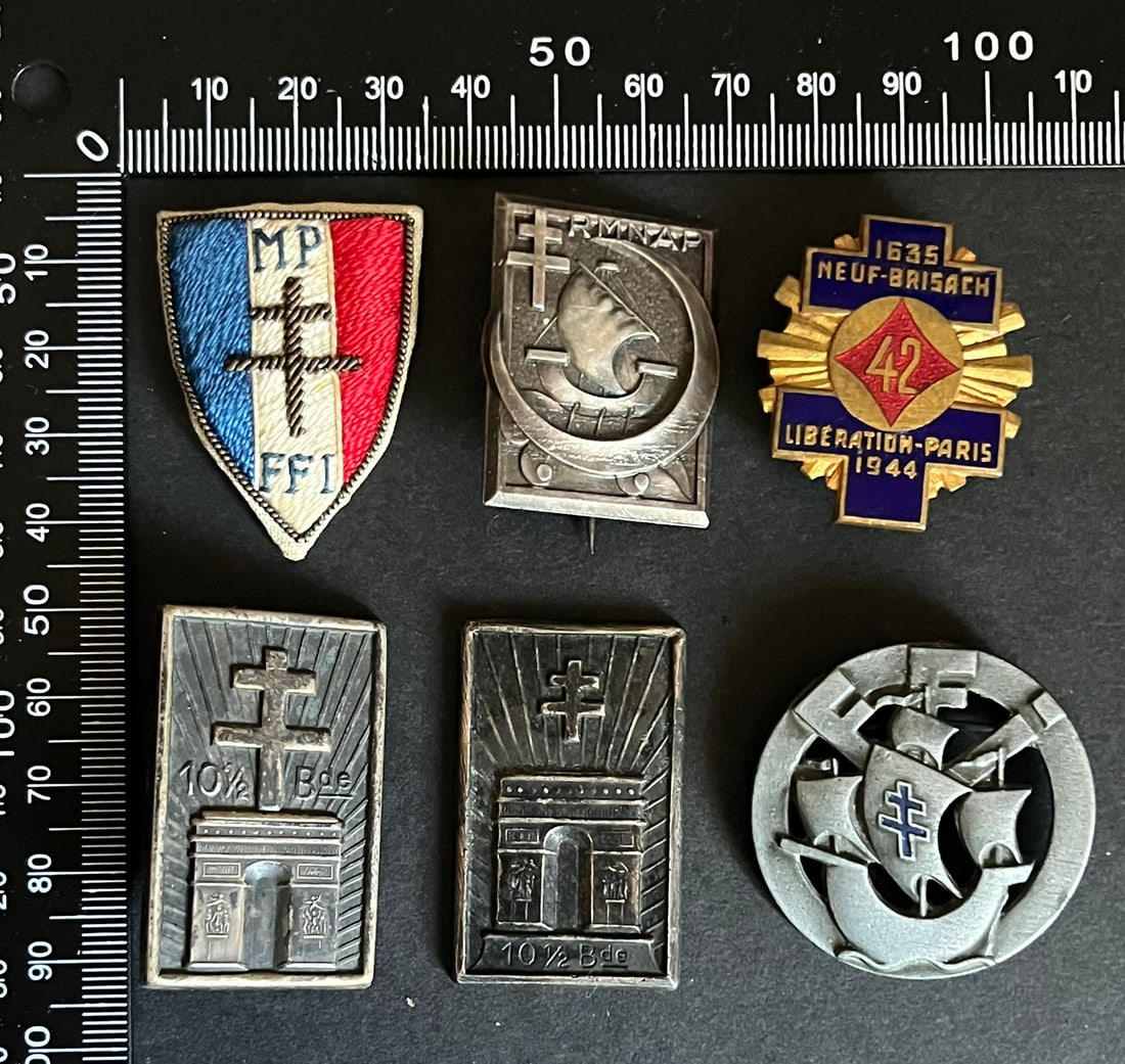 FRANCE Dpt75 INSIGNES FFI. France FFI insignia Departments 75: Lot de 6 pieces Insigne MP FFI brode sur carton (tirage estime 30 a 50) 42 RI FFI Drago Paris RMNAP de Paris Sans 10 Demie Brigade metal estampe un autre sans numero (attache absente) Sans emaille Bat