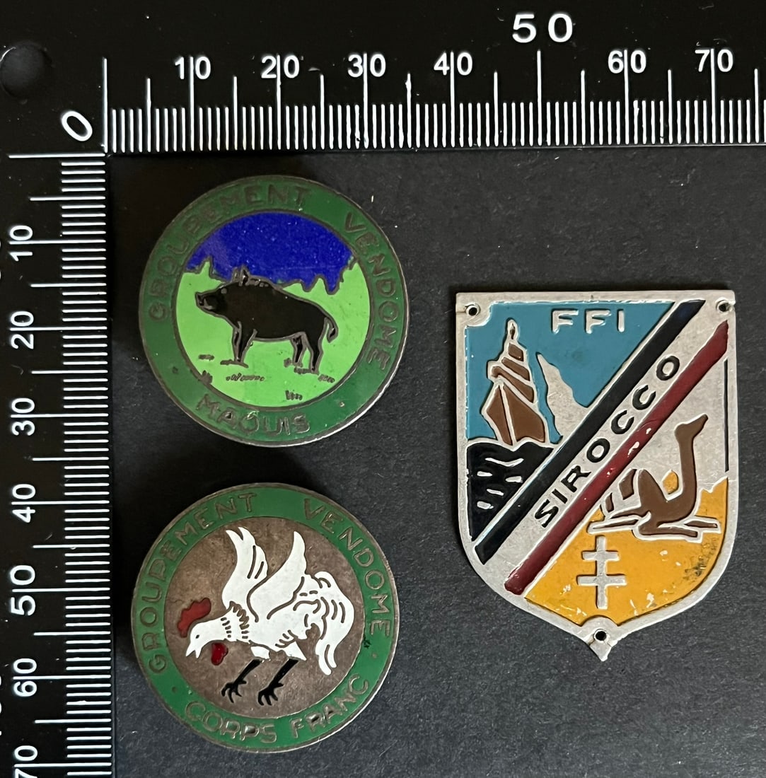 FRANCE Dpt81 INSIGNES FFI. France FFI insignia Department 81: Lot de 3 pieces Insigne du Groupe Sirocco a coudre (tirage 800 a 1000) Alu peint Groupement Vendome Maquis 30mm numerote MA181 Beraudy Vaure emaille Groupement Vendome Corps Franc 30mm numerote CL110 