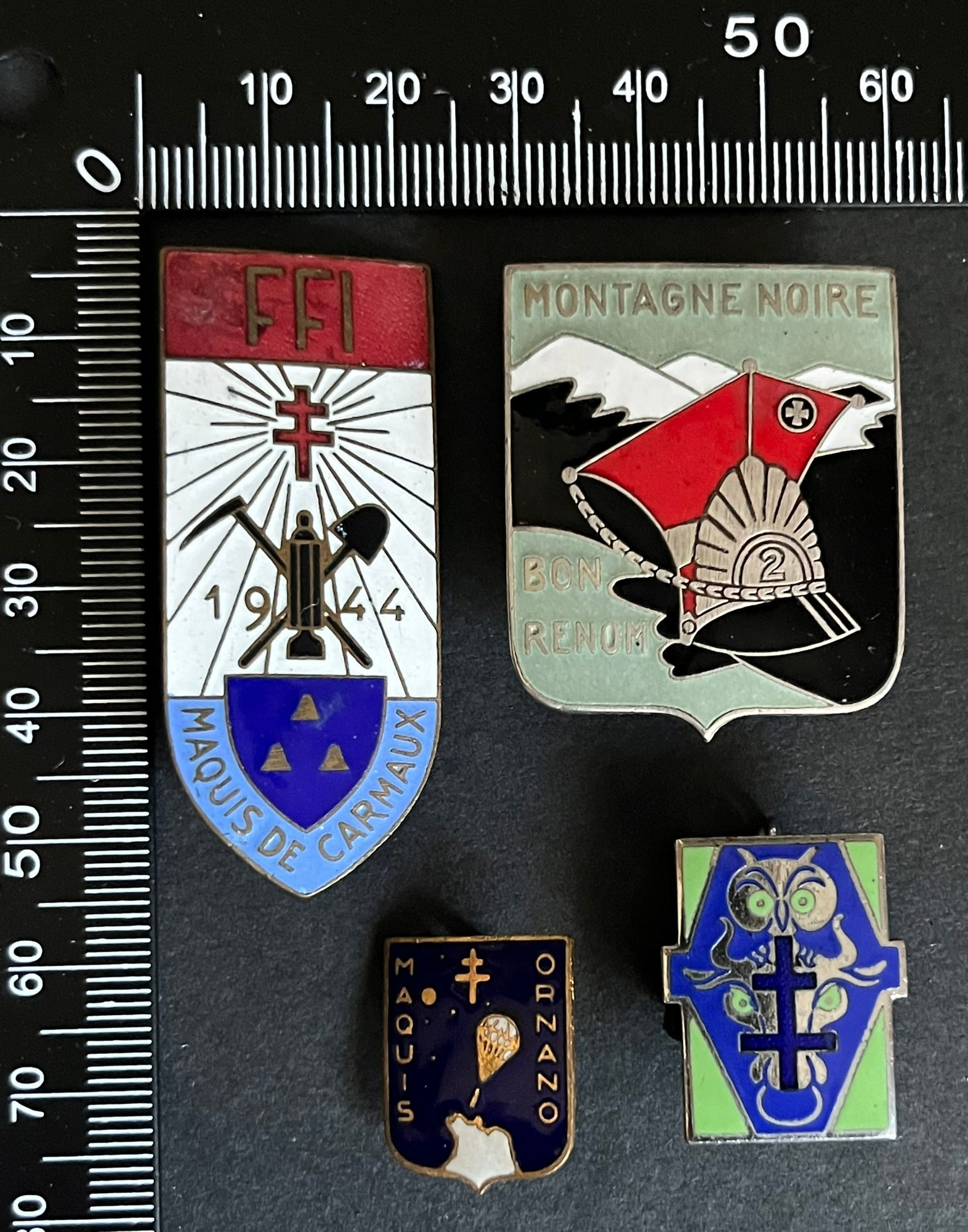 FRANCE Dpt81 82 et 46 INSIGNES FFI. France FFI insignia Departments 81 82 and 46: Lot de 4 pieces Insigne Corps Franc de la Montagne Noire 1er tirage 31 x 37 4 mm (tirage estime 30) ABP poincon emaille Maquis de Carmaux Groupe Lenoir (tirage 575) 21 5 x 51 mm AB poincon emaille Maq