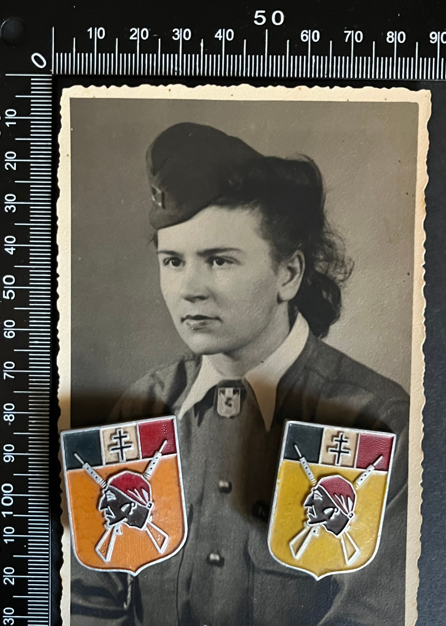 FRANCE Dpt83 INSIGNES FFI. France FFI insignia Department 83: Lot de 3 pieces Insigne FFI Bataillon des Maures fond orange 27 x 37 mm (tirage 200) Augis Alu peint un autre fond jaune vif une carte photo originale d une jeune femme portant l insigne au col datee 
