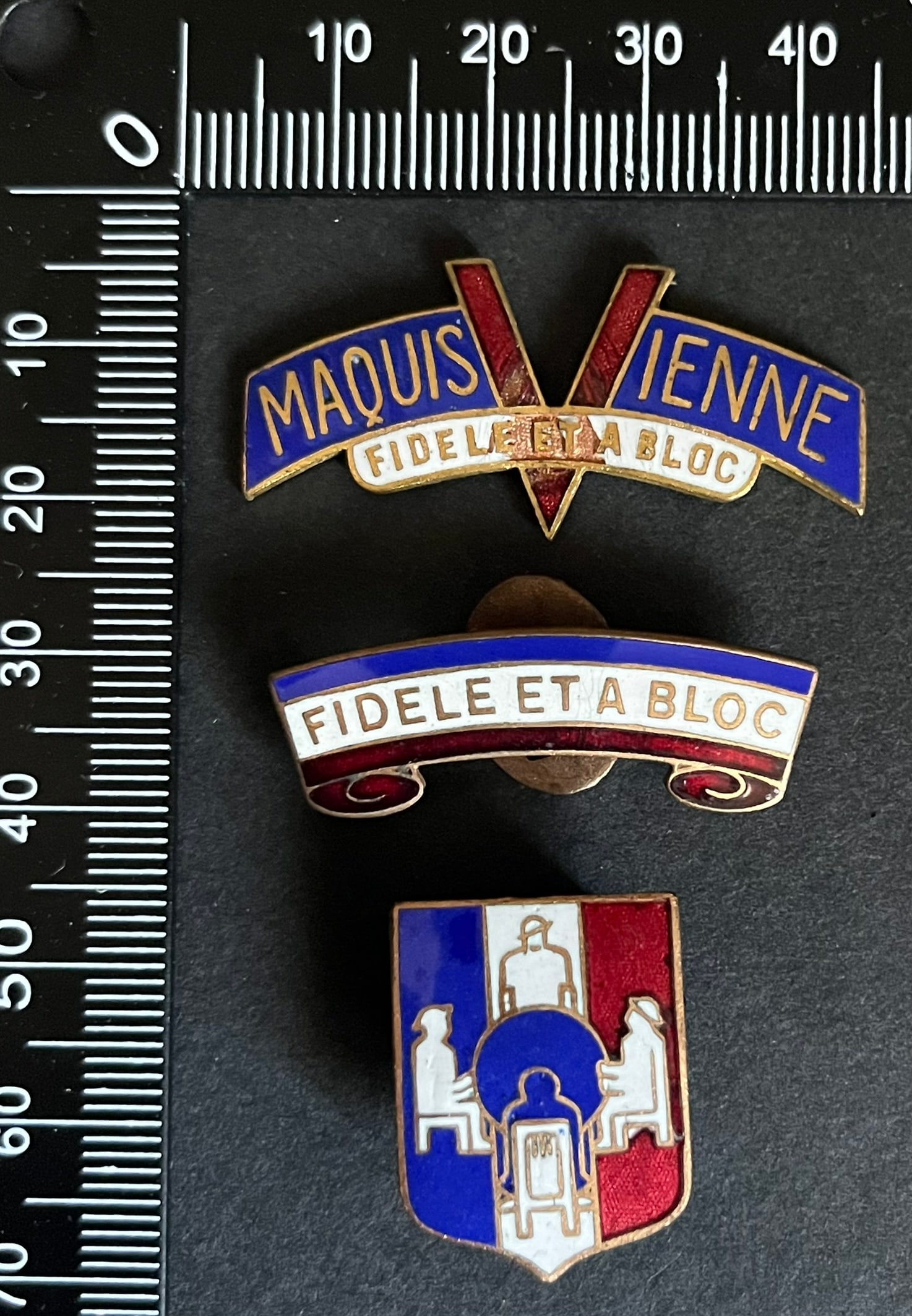 FRANCE Dpt86 et 87 INSIGNES FFI. France FFI insignia Departments 86 and 87: Lot de 3 pieces Insigne Oeuvres sociales de la Table Ronde (tirage estime 100 a 120) Sans emaille Maquis de la Vienne (tirage estime 1000) Sans emaille (attache absente et eclats) un autre attache a p