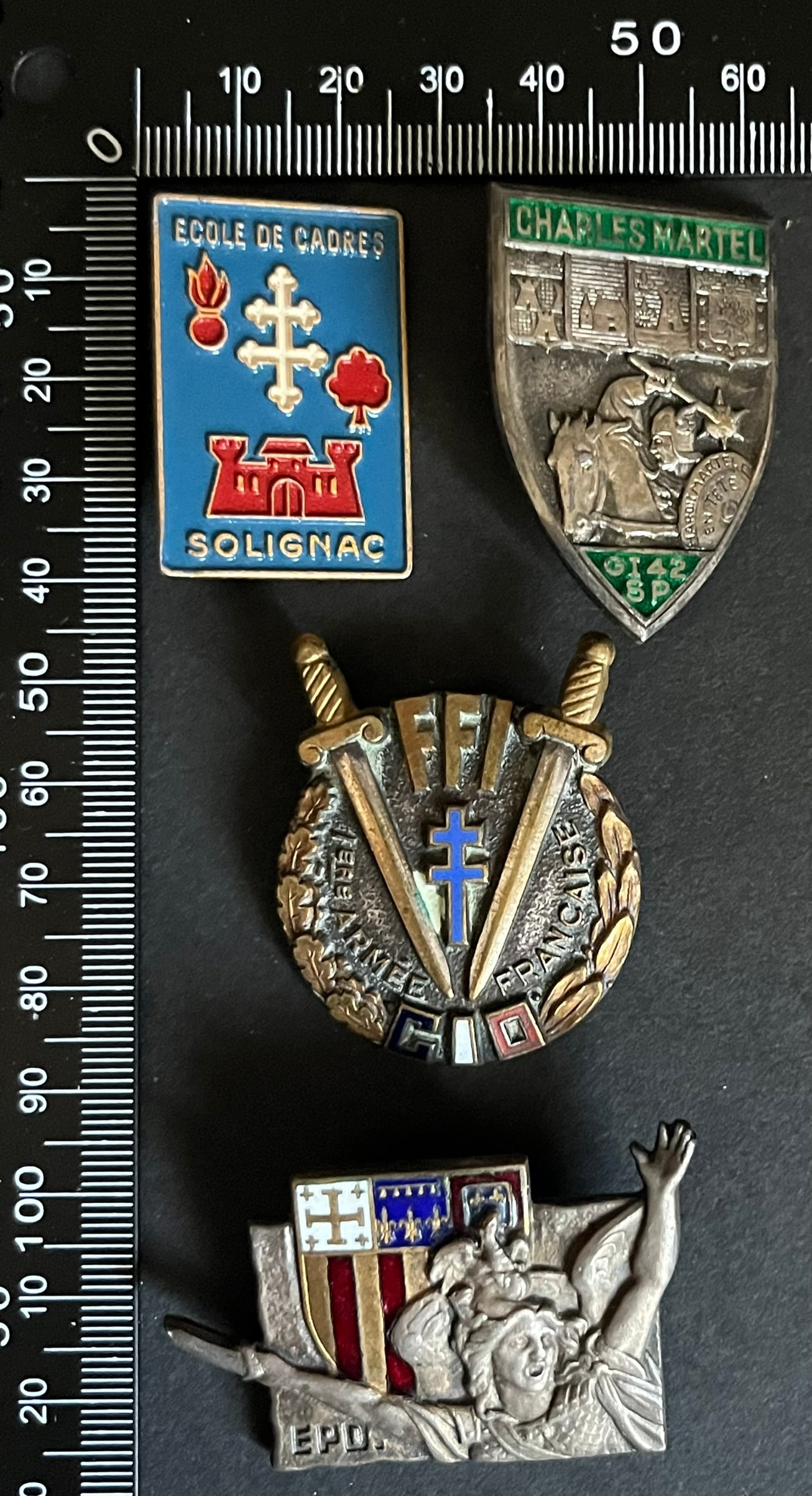 FRANCE INSIGNES ECOLES FFI. France FFI Schools insignia: Lot de 4 pieces Insigne Ecole des Cadres de Solignac 38 x 25 mm (tirage 210) Augis Alu peint Centre d Instruction des Officiers de la 1ere Armee (tirage estime 2000) Sans emaille Groupe d Instruction 