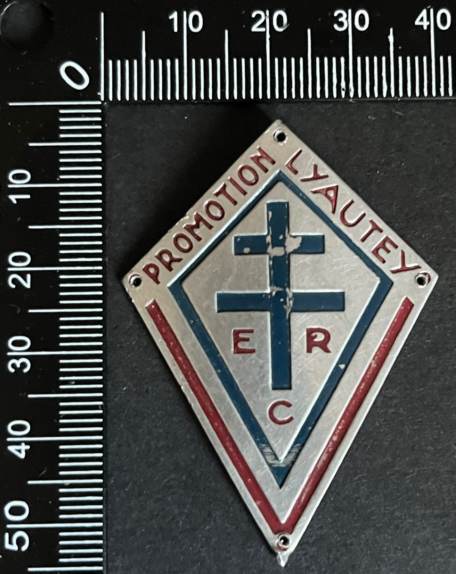 FRANCE INSIGNES ECOLES FFI. France FFI Schools insignia: Insigne de la Promotion Lyautey de l Ecole Regionale des Cadres a coudre Alu peint Ref Dictionnaire d identication des Insignes de la Resistance Francaise (ed 2026 - Roland Gerdil). Promotion Lyautey 