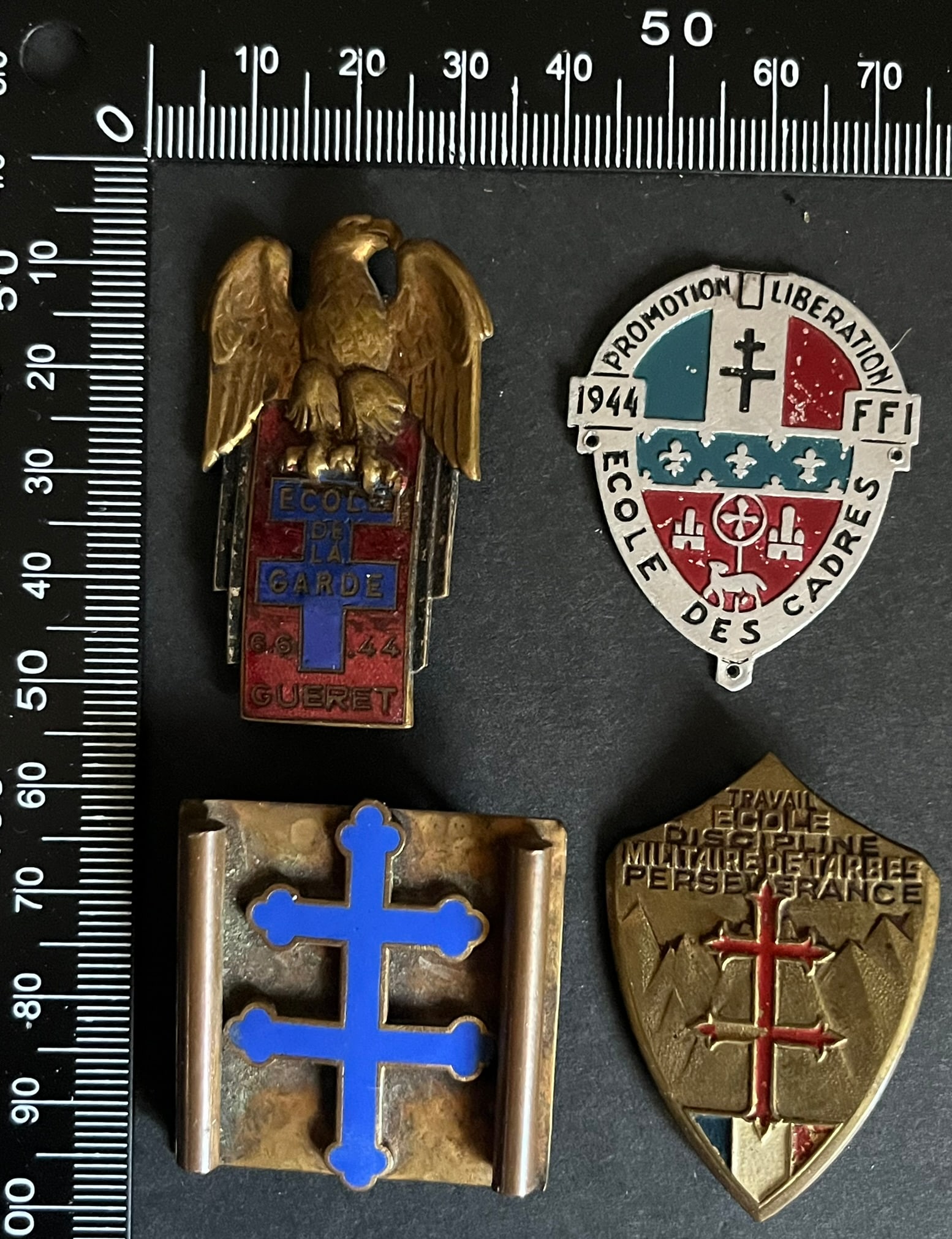 FRANCE INSIGNES ECOLES FFI. France FFI Schools insignia: Lot de 4 pieces Insigne Ecole FFI de Toulouse a coudre Sans peint Ecole Militaire de Tarbes (tirage estime 6 a 900) Drago peint Ecole de la Garde Gueret 6.6.44 Sans emaille (eclats) insigne portant un