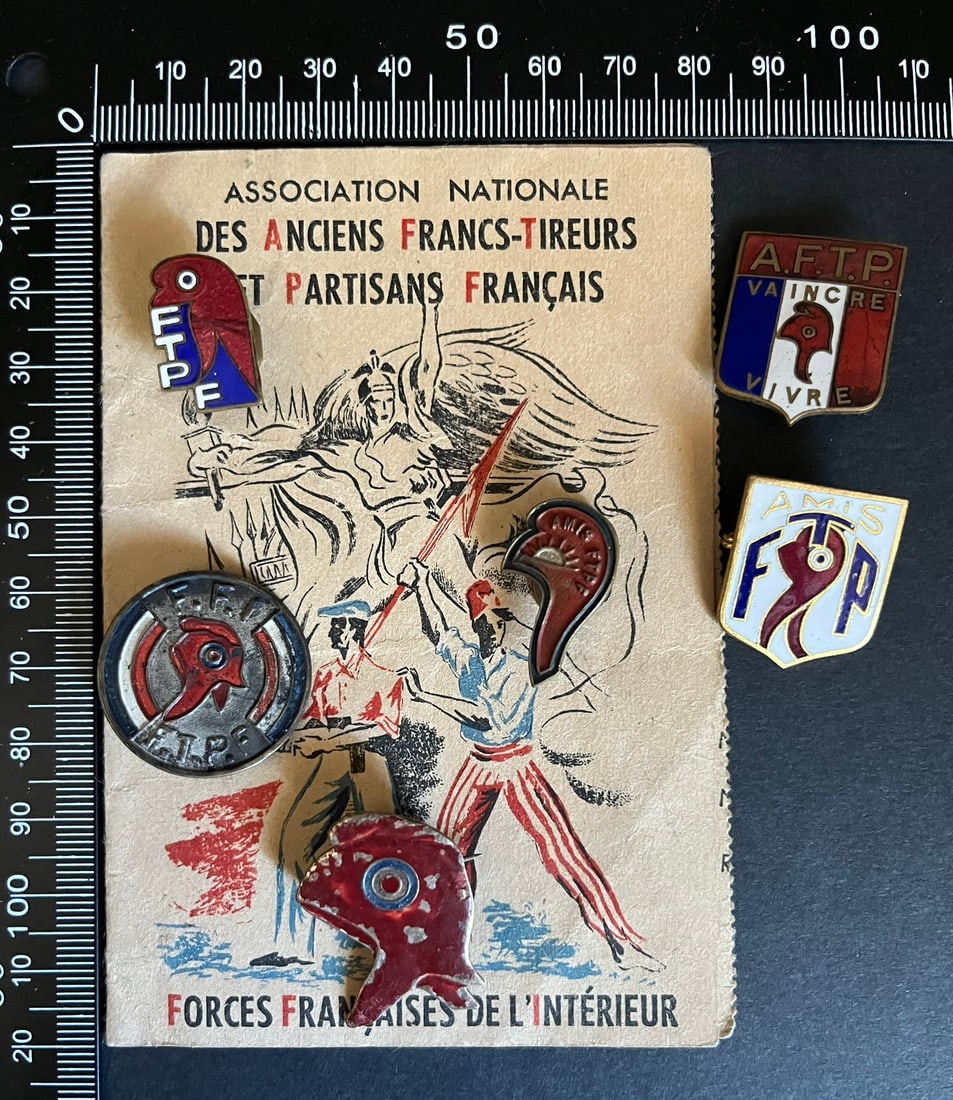 FRANCE INSIGNES FFI MOUVEMENTS. France FFI Movements insignia: Lot de 7 pieces Insigne FFI FTPF 28 mm Sans metal estampe peint AFTP Sans emaille Amis FTP Sans emaille boutonniere Amis FTPF Welter metal peint boutonniere FTPF Sans emaille bonnet phrygien Sans meta