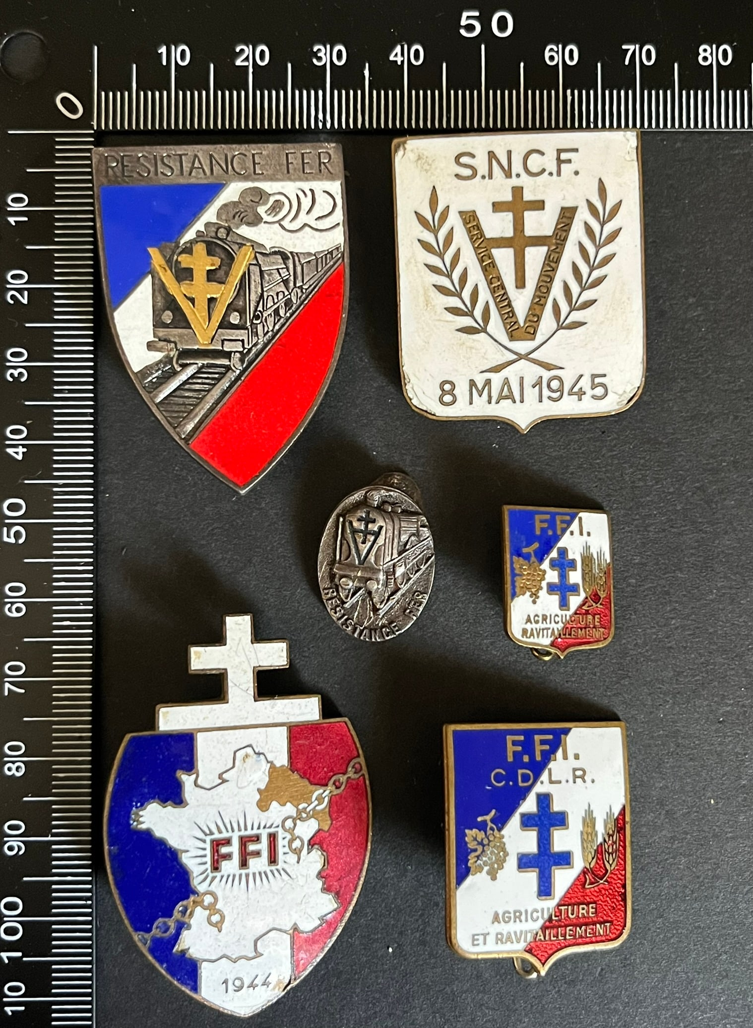 FRANCE INSIGNES FFI MOUVEMENTS. France FFI Movements insignia: Lot de 6 pieces Insigne SNCF Service Central du Mouvement (tirage estime 100 a 120) AB poincon emaille (petits eclats) Resistance Fer 31 x 43 mm (tirage 4760) AB emaille boutonniere RESISTANCE FER 15 