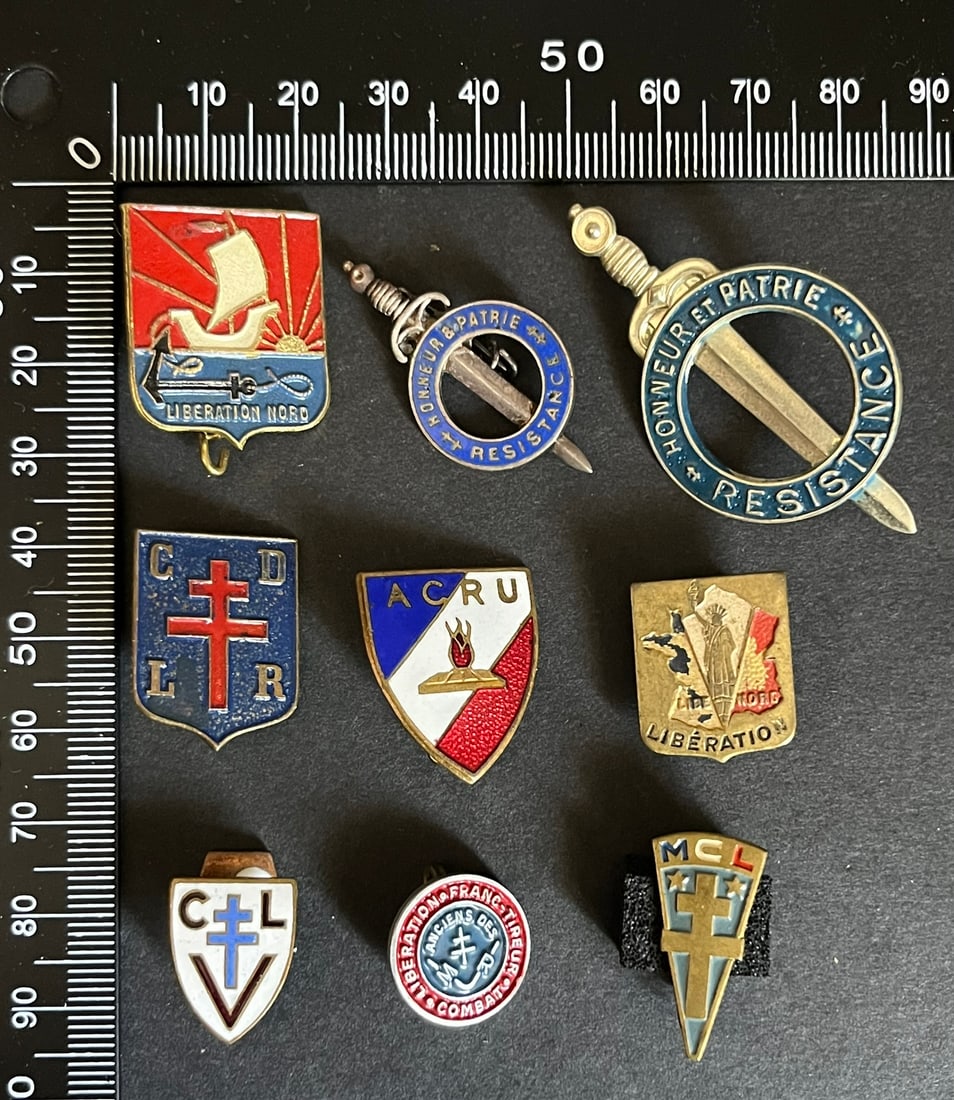 FRANCE INSIGNES FFI MOUVEMENTS. France FFI Movements insignia: Lot de 9 pieces Insigne Mouvement Resistance 28 x 51 mm (tirage 3000) metal estampe Sans peint un autre emaille 18 x 36 mm boutonniere Ceux de la Liberation Vengeance Sans emaille MCL Sans peint Ceux 