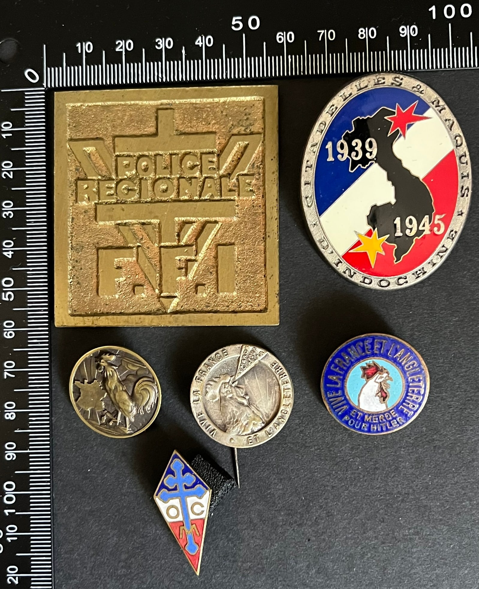 FRANCE INSIGNES FFI MOUVEMENTS. France FFI Movements insignia: Lot 6 pieces Plaque prototype Police Nationale FFI 58 x 56 mm Sans insigne M... a Hitler produit par le 2eme Bureau Sans emaille un autre en metal argente estampe en epinglette Sections de Camouflage 