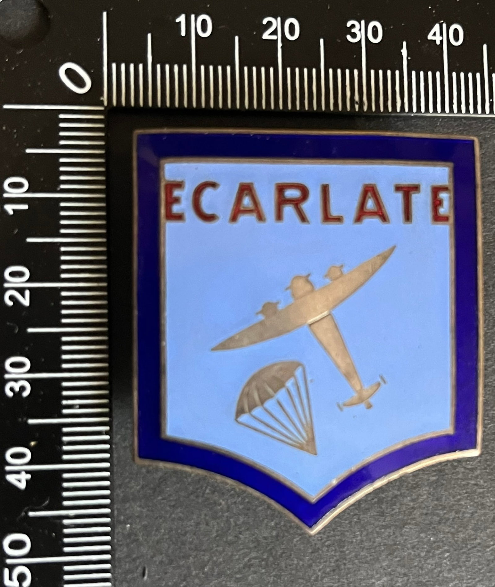 FRANCE INSIGNES FFI RESEAUX. France FFI networks insignia: Insigne Reseau Ecarlate (Berry) 38 x 45 mm (tirage estime 150) AB poincon Ref Dictionnaire d identication des Insignes de la Resistance Francaise (ed 2026 - Roland Gerdil). Reseau ecarlate Berry insig
