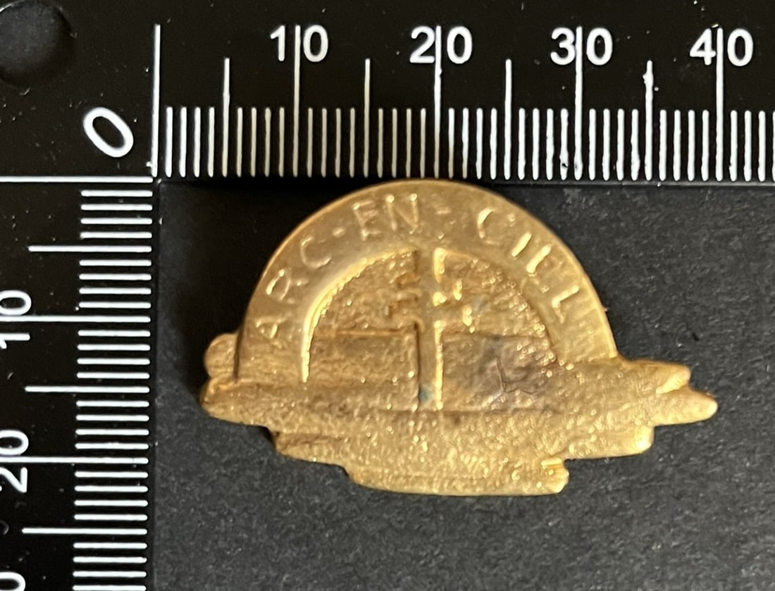 FRANCE INSIGNES FFI RESEAUX. France FFI networks insignia: Insigne sous reseau Arc-en-Ciel Turma Vengeance (representant un arc en ciel au dessus des nuages) Renseignement numerote 132 22 X 36 mm (tirage estime 300) alliage de bronze moule Ref Dictionnaire d 