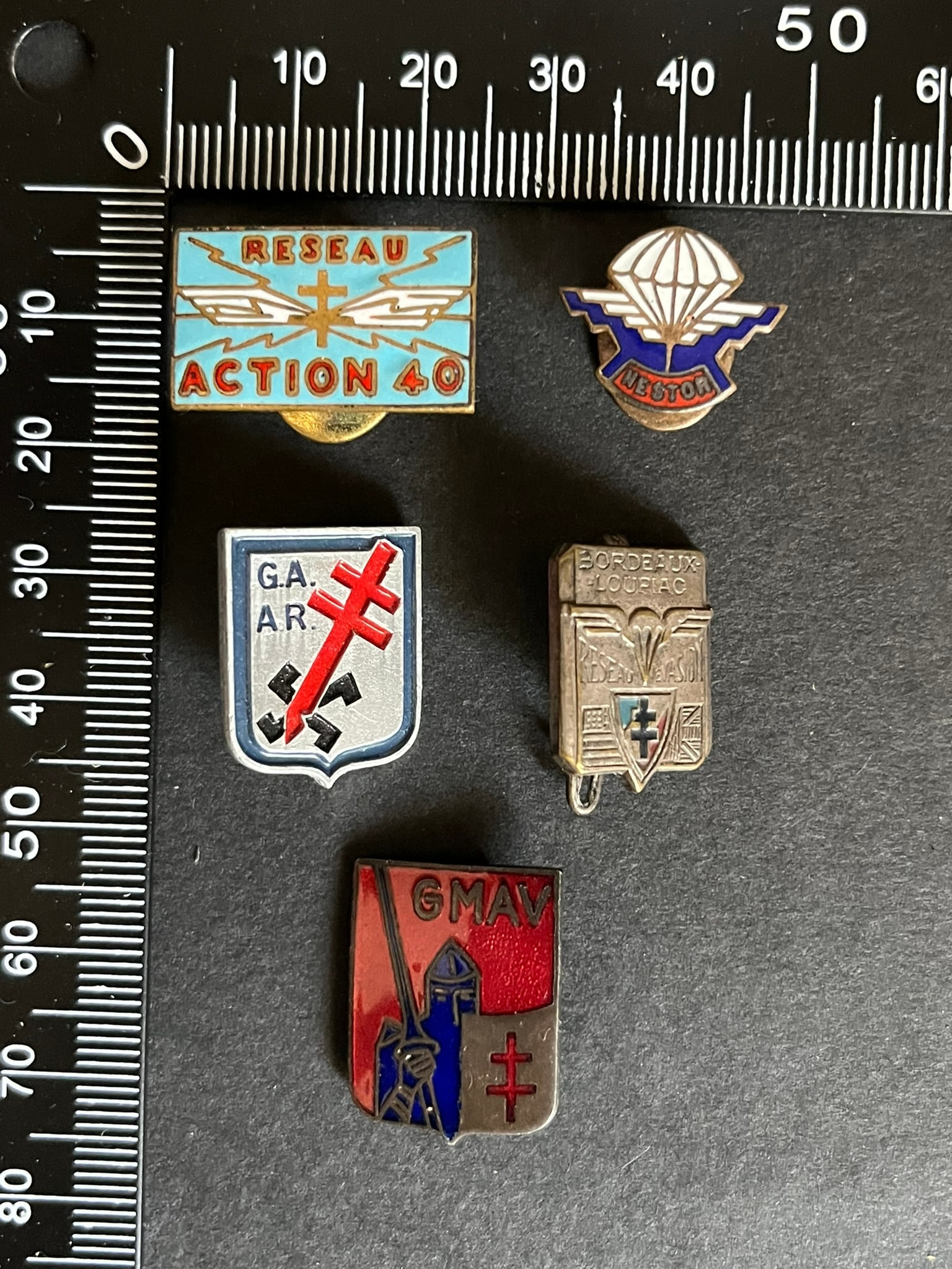 FRANCE INSIGNES FFI RESEAUX. France FFI networks insignia: Lot 5 pieces insigne Reseau Action 40 numerote 282 (tirage estime 3 a 400) Sans emaille Reseau Nestor Digger boutonniere (tirage estime 150 a 200) Welter emaille GMAV Sans emaille G.A.A.R. boutonniere