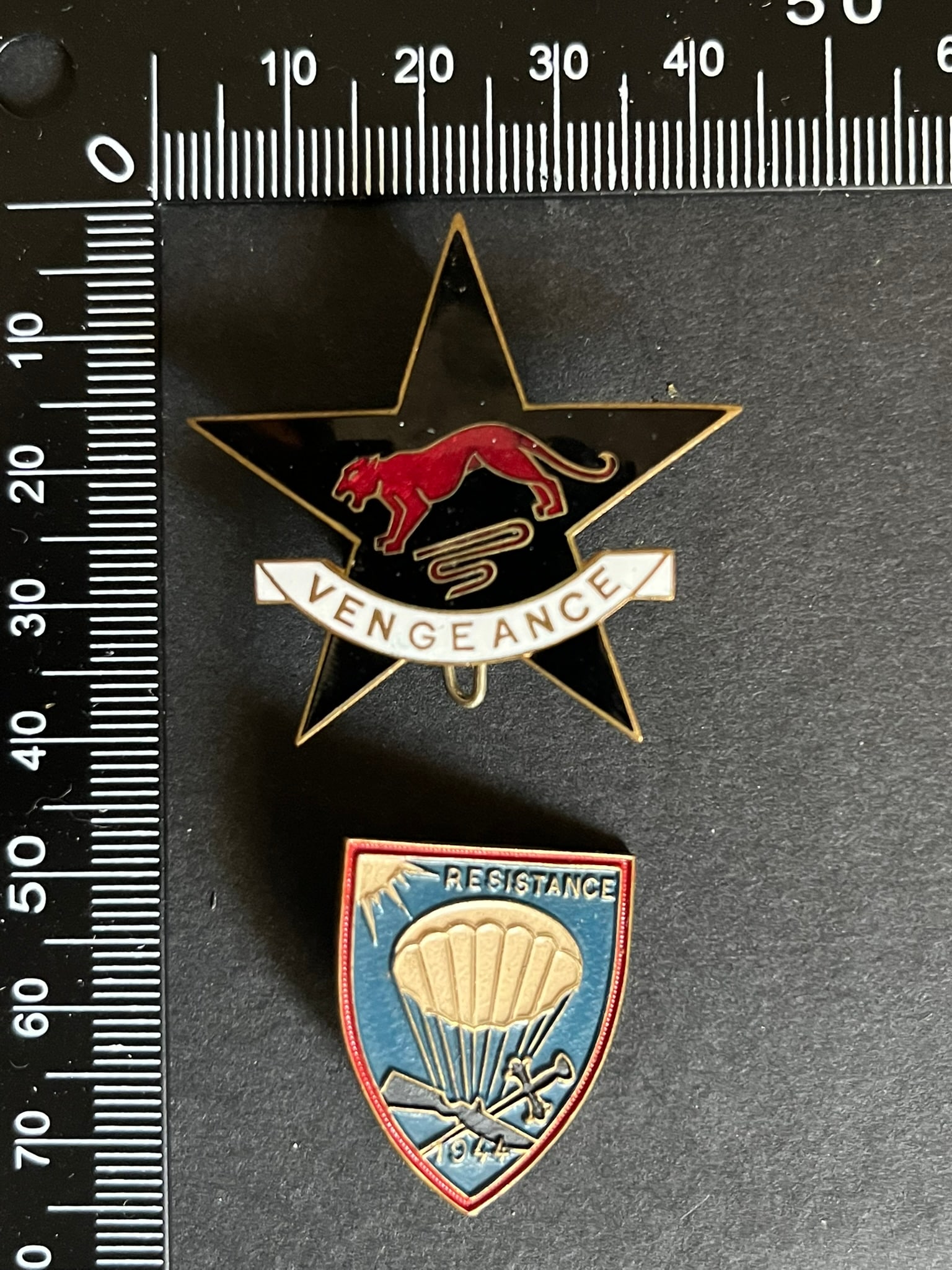 FRANCE INSIGNES FFI RESEAUX. France FFI networks insignia: Lot 2 pieces insigne Reseau Vengeance etoile 39 5 X 39 5 mm numerote 358 (tirage estime 3 a 400) Sans emaille Reseau Resistance Parachutages 1944 (tirage 507) Sans peint Ref Dictionnaire d identicatio