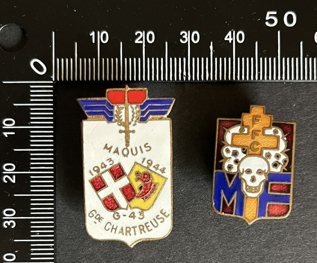 FRANCE INSIGNES FFI. France FFI insignia: Lot 2 pieces insigne du sous Reseau Marc France 17 x 25 mm (tirage estime 150) Sans emaille Reseau ACTION R1 duDpt 38 Isere-F.F.C-- numerote 21 (tirage 220) Maquis de la Grande Chartreuse G-43 Augis e