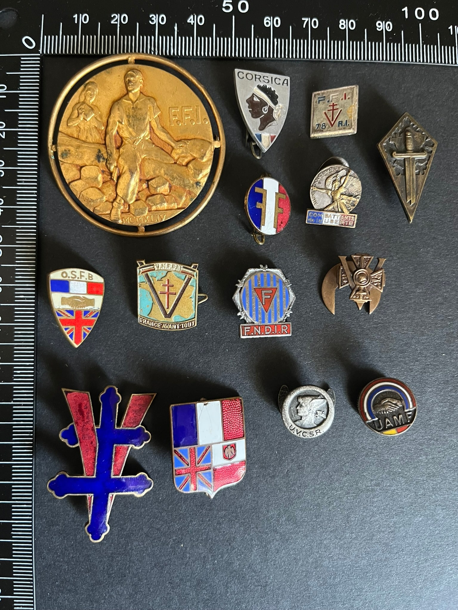 FRANCE INSIGNES FFI. France FFI insignia: Lot de 14 pieces Insigne FFI 1944 metal dore 45 mm attache bijoutier 12 boutonnieres dont FFI du 78 RI UNFFI Corse Organisation Franco Britannique FNDIR differents fabricants Insigne 40 mm a croix de 