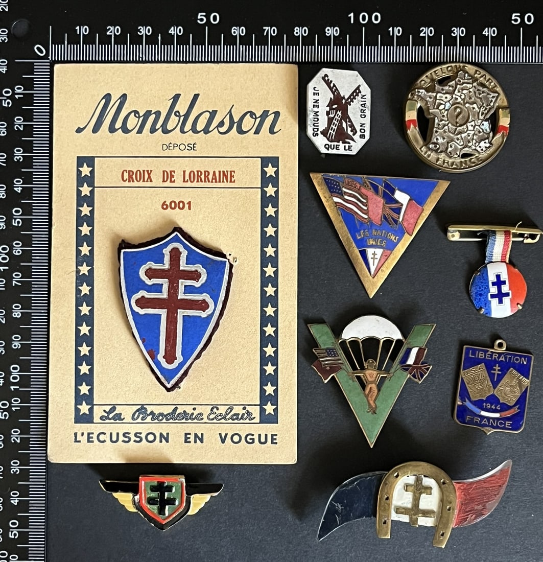 FRANCE INSIGNES LIBERATION. France Liberation insignia: Lot de 9 pieces Insignes Victoire et Liberation emailles peints et imprimes en metal plastique et carton Ref Dictionnaire d identication des Insignes de la Resistance Francaise (ed 2026 - Roland Gerdi
