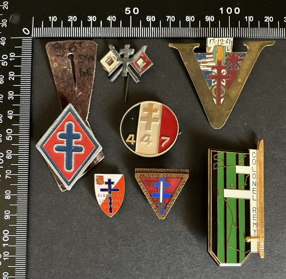 FRANCE LIBRE INSIGNES. Free France insignia: Lot 7 pieces insigne 36 DI FFI fabrication locale avec cuir Alu peint Alsaciens Lorrains Libres numerote 1107 fabrication anglaise emaille Centre de Detention de PG 447 Augis Alu peint Transmissions 2