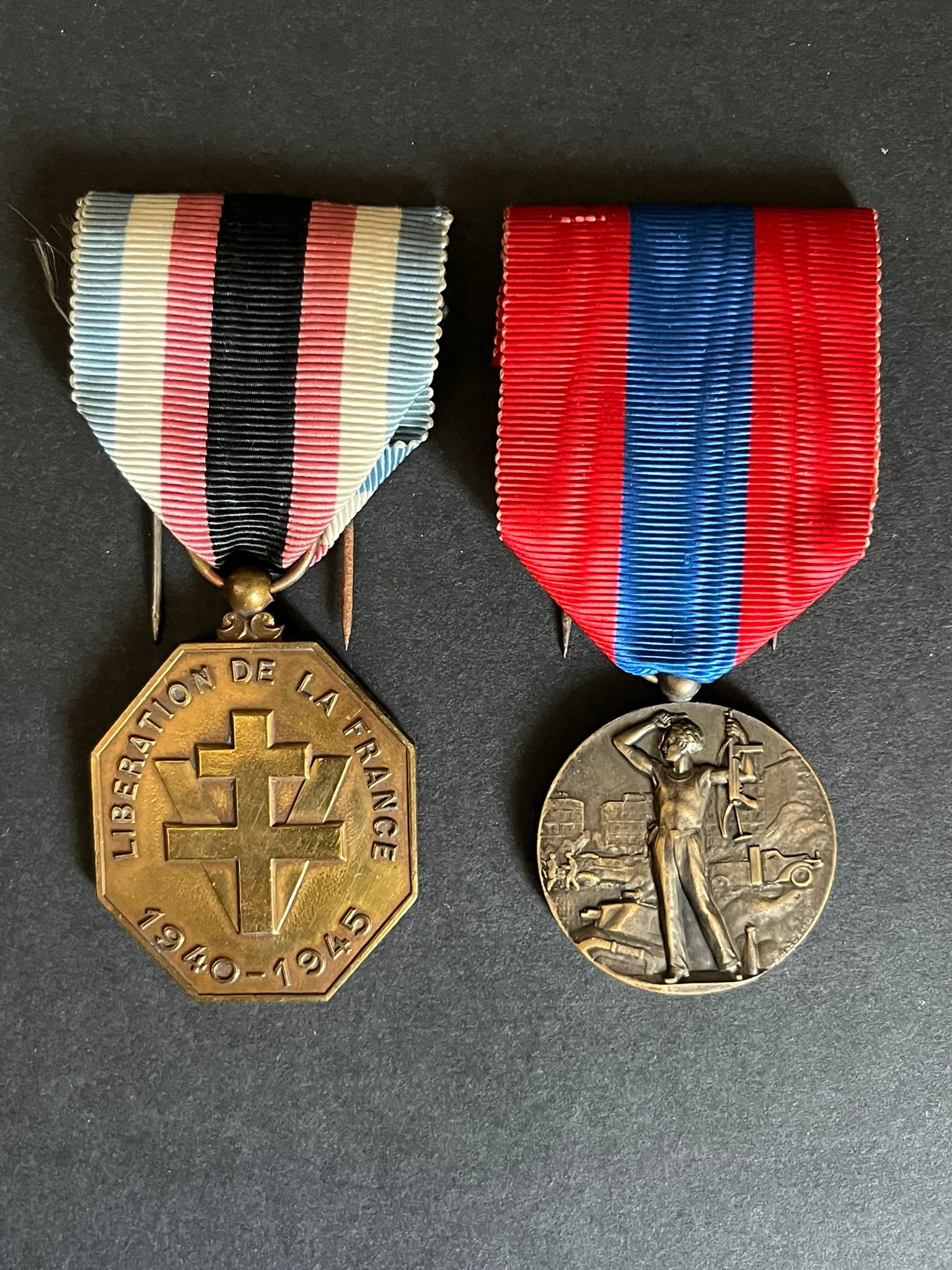 FRANCE FFI MEDAILLES. France FFI medals: Lot de 2 pieces Medaille d Honneurs des Resistants Combattants et Sanitaires bronze medaille de la Liberation de Paris poinconne BRONZE sur la tranche Ref Dictionnaire d identication des Insignes de l
