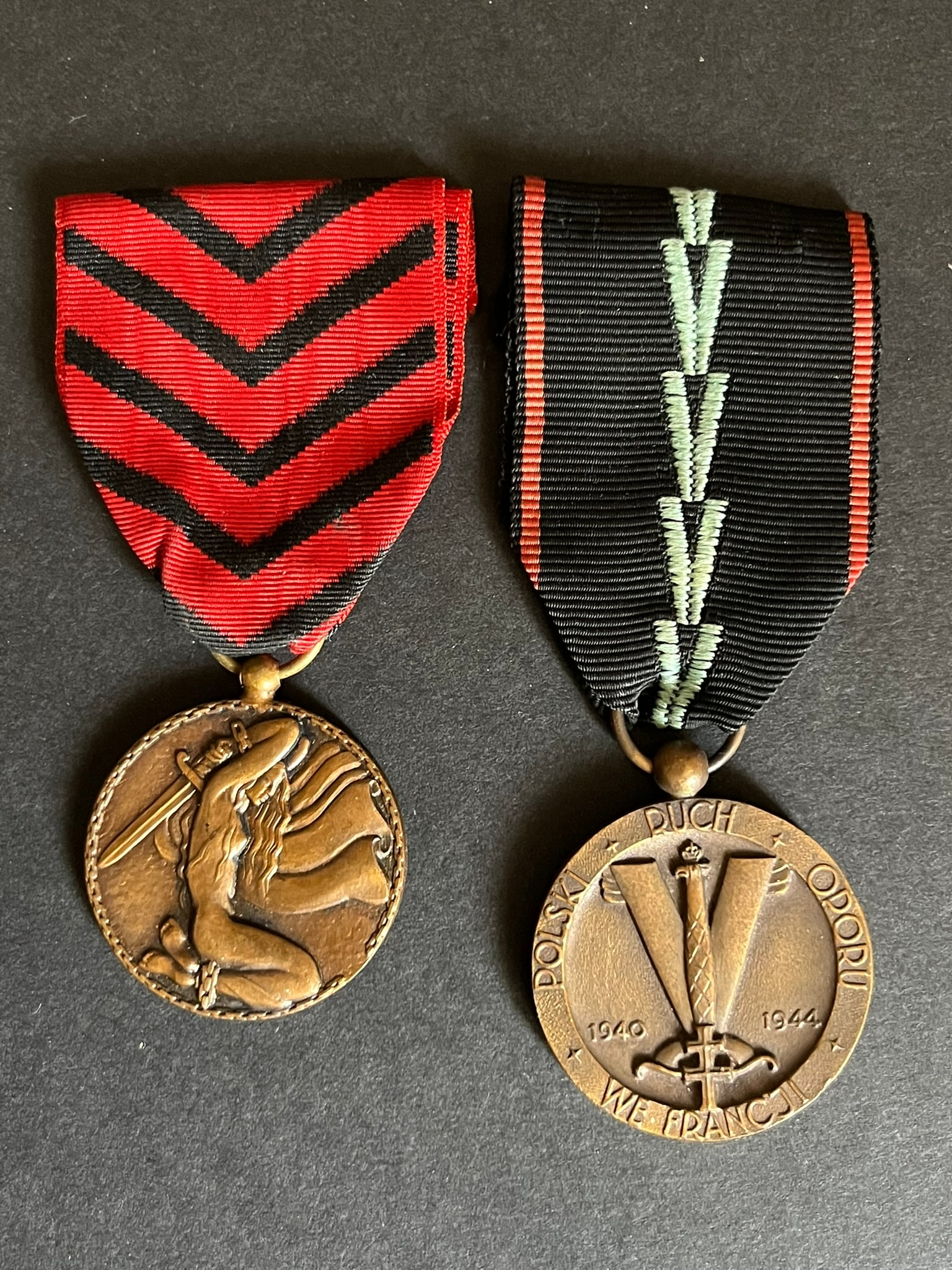 FRANCE FFI MEDAILLES. France FFI medals: Lot 2 pieces Medaille de la Resistance Polonaise en France bronze medaille Franco- Belge du Reseau Lors Denys bronze Ref Dictionnaire d identication des Insignes de la Resistance Francaise (ed 2026 - 