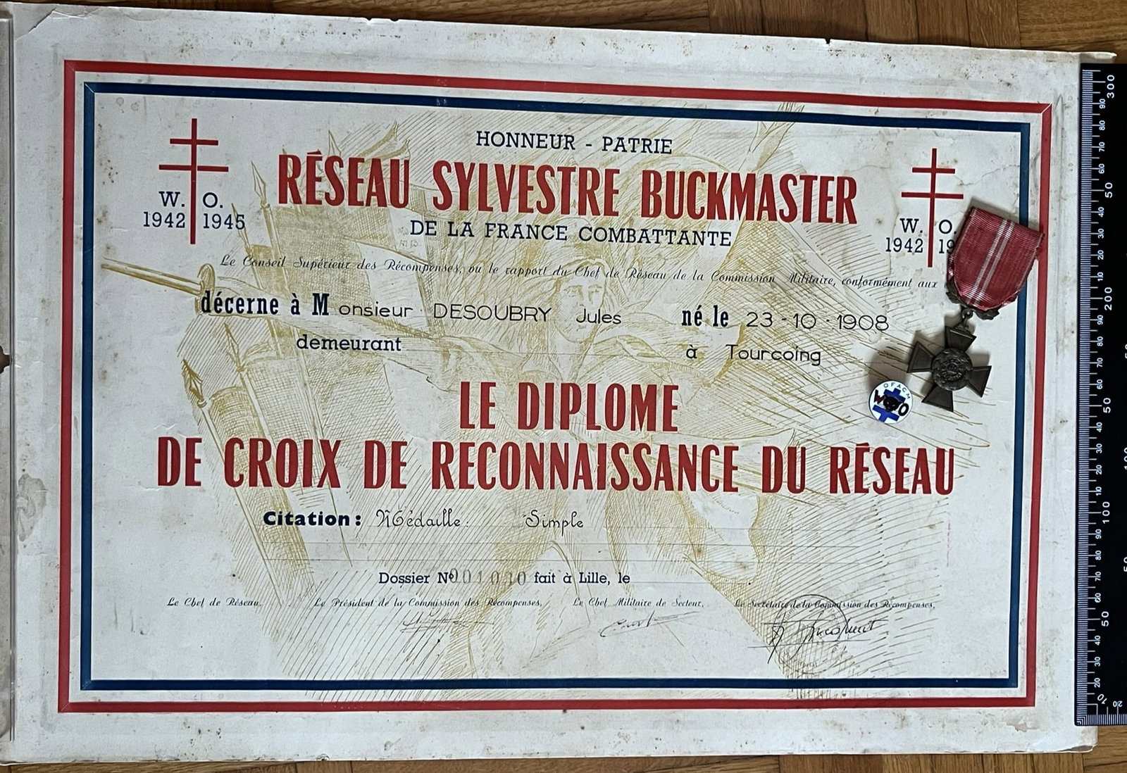 FRANCE FFI MEDAILLES. France FFI medals: Croix de Reconnaissance du Reseau Sylvestre Buckmaster en bronze 36 6 X 36 5 mm avec son Diplome n° 1030 attribue a M. J Desoubry (salissures et accrocs) et boutonniere du Reseau (tirage 5000) Sans e