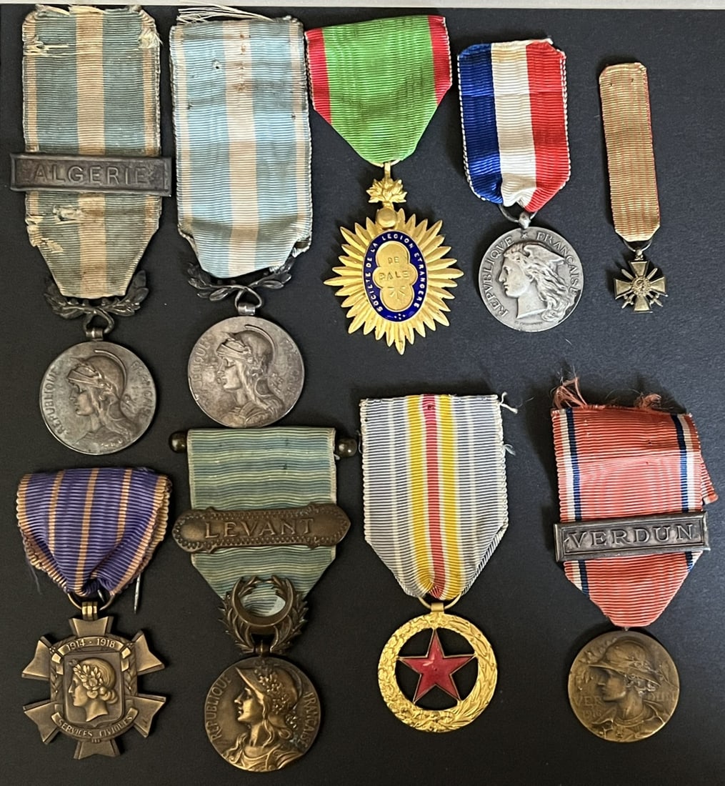 FRANCE MEDAILLES. France medals: Lot de 9 pieces Etoile de la Societe de la Legion Etrangere de Bale metal dore emaille Medaille Coloniale avec rameaux biface agrafe Algerie a clapet argent poinconne une autre sans agrafe Medaille de