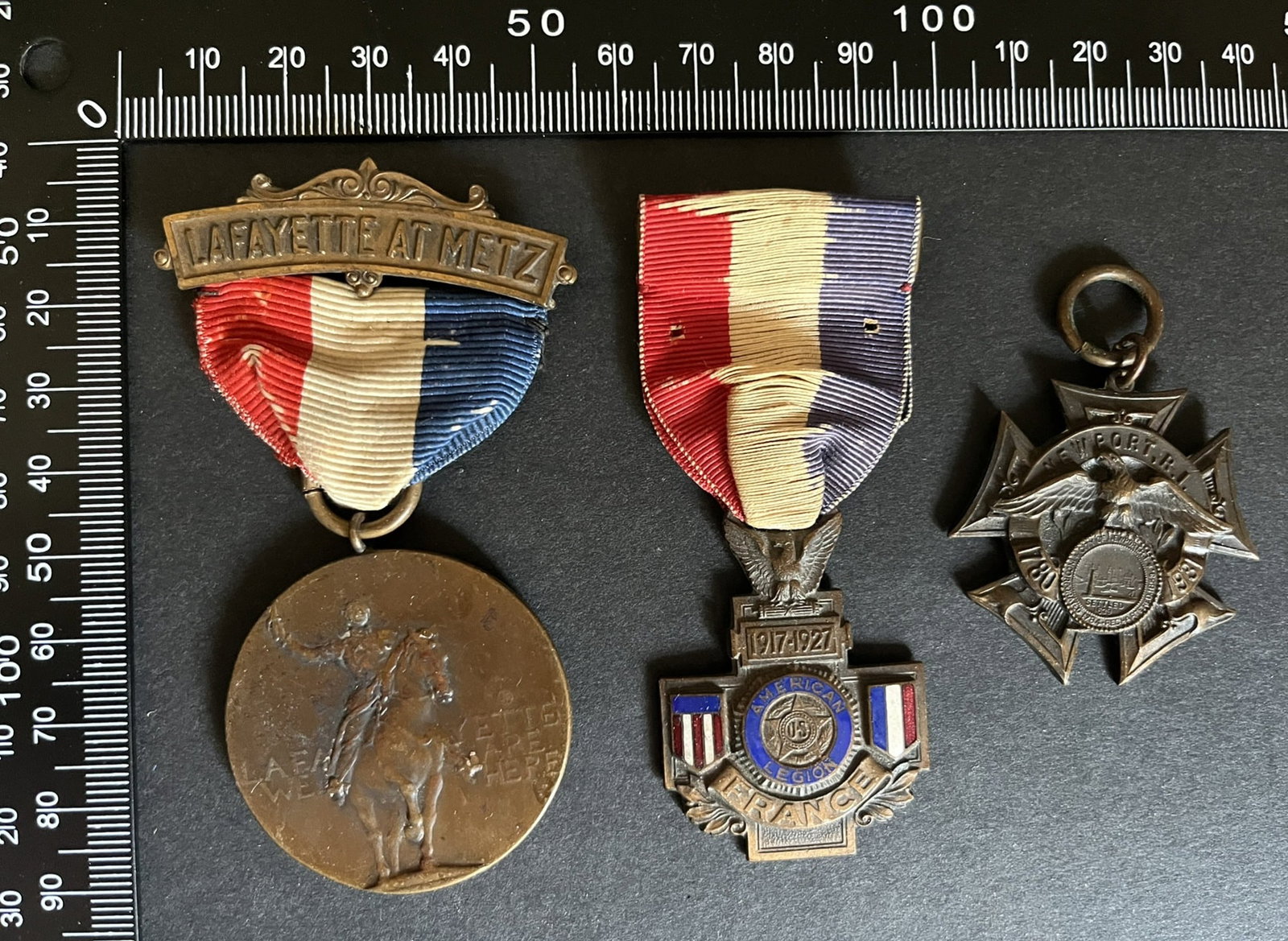 USA MEDAILLES. USA medals: Lot de 3 pieces Medaille 41 mm La Fayette at Metz 6 septembre 1920 avec agrafe de suspension bronze Croix American Legion Convention Paris 1917 1927 bronze emaille Croix remises a la delegation franca