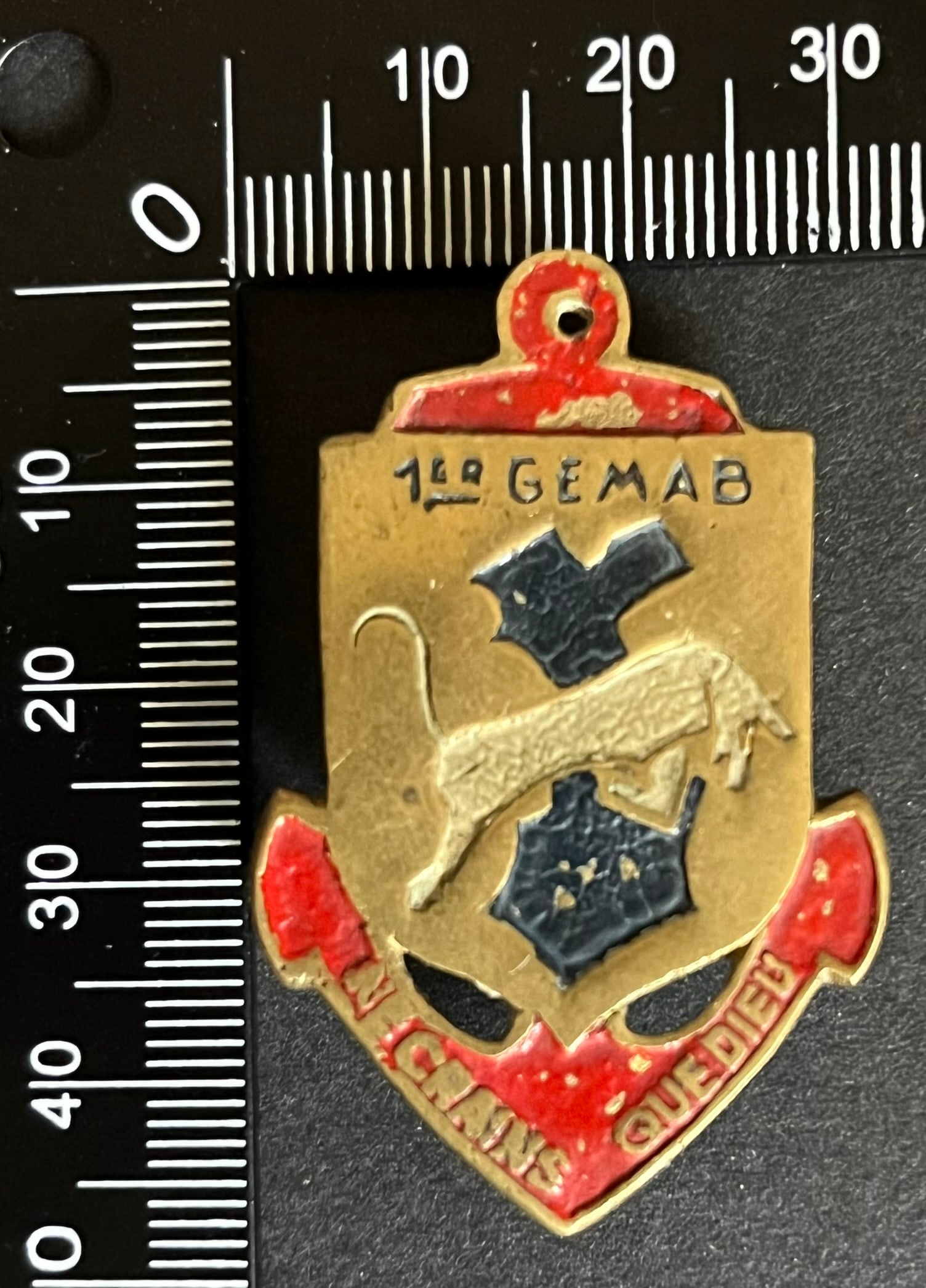 FRANCE BLINDES INDOCHINE. France armored units Indochina: Insigne du 1er Groupe d Escadrons de Marche de l Arme Blindee 47 x 30 5 mm fabrication locale metal peint. 1st Group of Marching Squadrons of the Armored Arm insignia 47 x 30.5 mm locally made painted