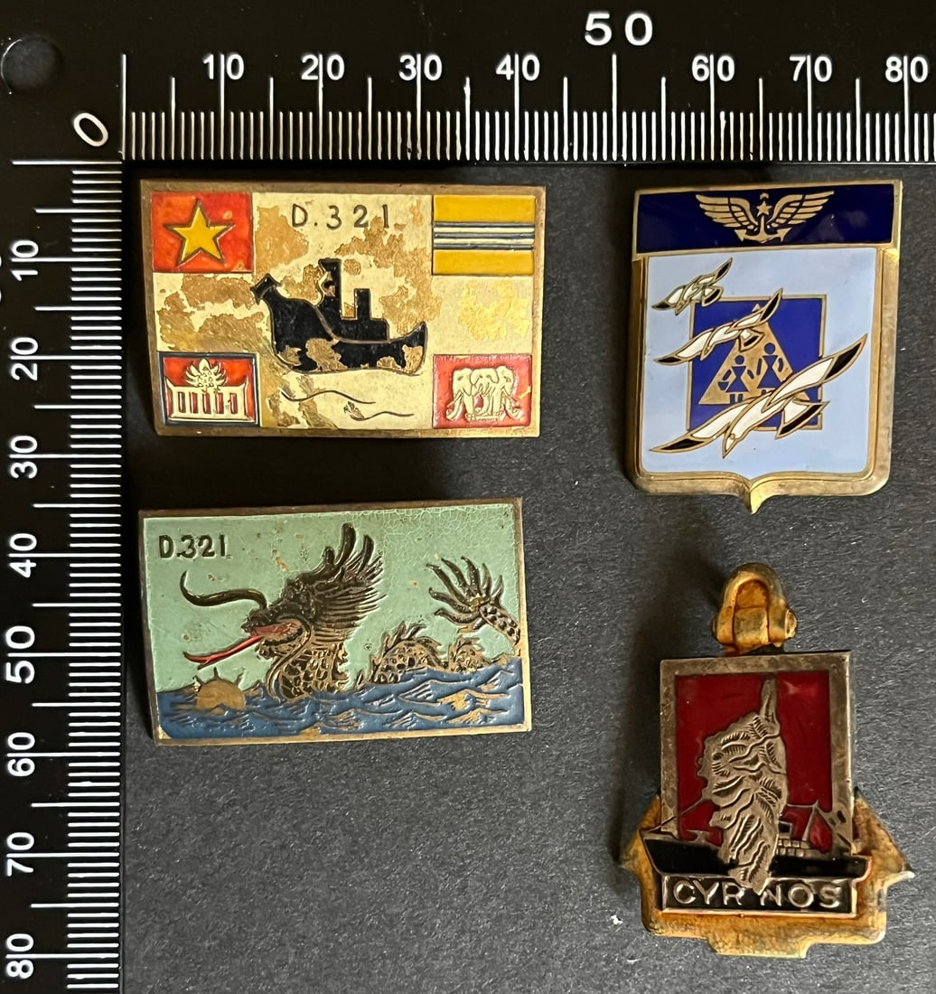 FRANCE INSIGNES MARINE INDOCHINE. France Indochina Navy insignia: Lot de 4 pieces Insigne du dragueur D321 (dragon) numerote 169 fabrication locale peinte un autre avec 4 drapeaux Asiatiques Patrouilleur Cyrnos Drago Ber Escadrille Ecole 52S Drago OM. Lot of 4 piece