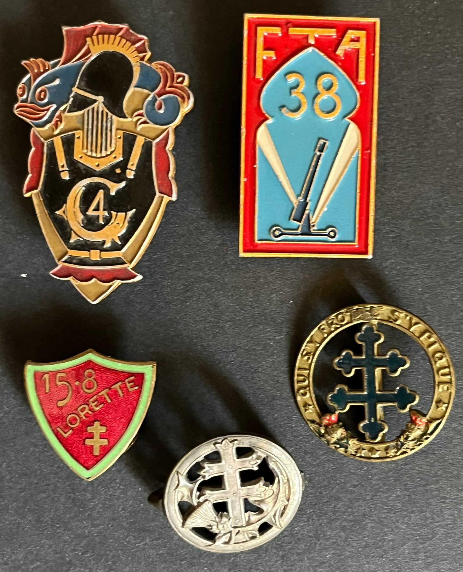 FRANCE INSIGNES. France insignia: Lot de 5 pieces 38eme FTA - 1ere DB Augis Alu peint 4eme regiment du genie Augis Alu peint boutonniere Amicale du 158 RI Augis emaille insigne 30mm Qui s y frotte s y pique metal estampe peint un autr