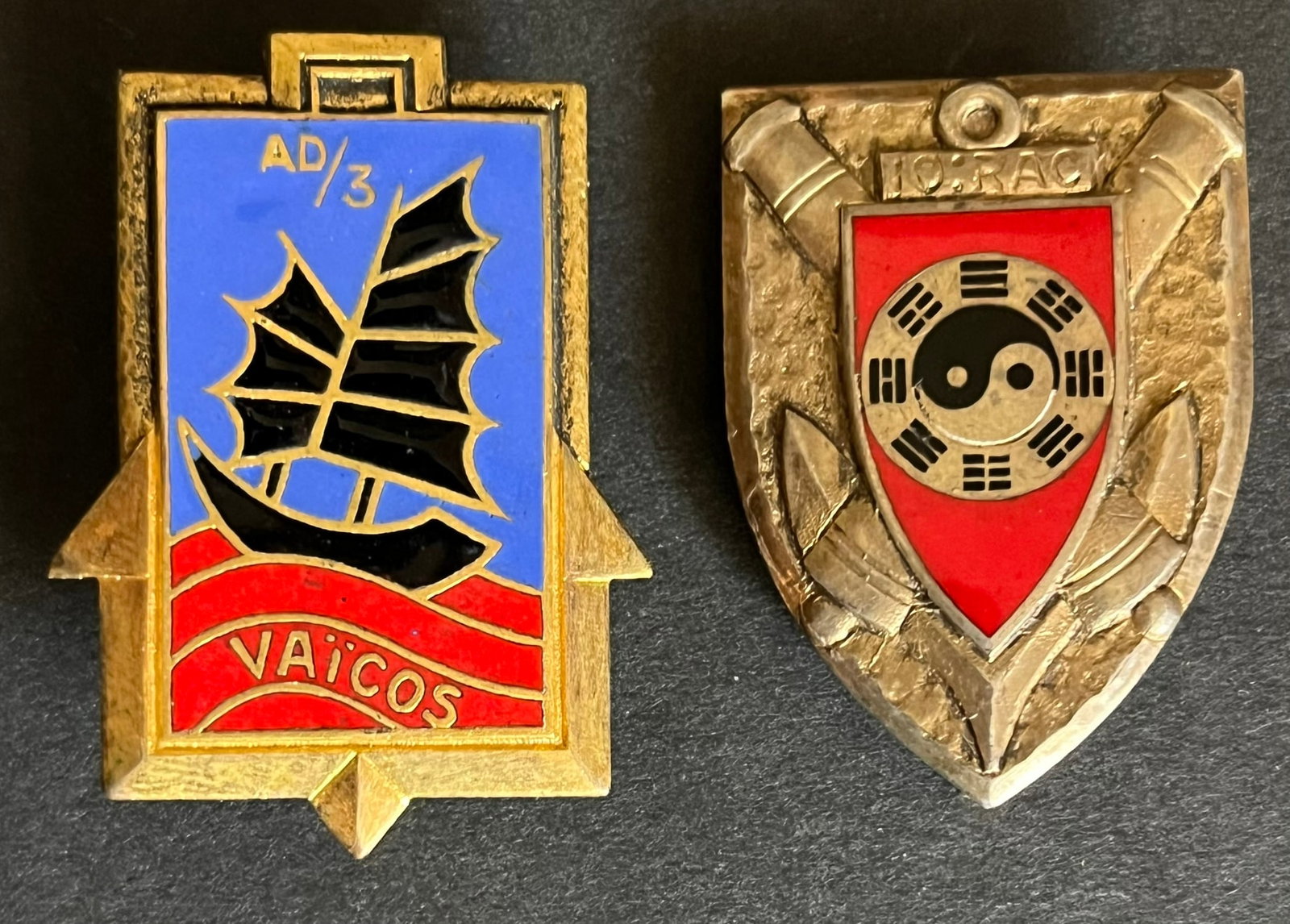 FRANCE INSIGNES. France insignia: Lot de 2 pieces insigne du 10eme RAC probablement en ARGENT (attache bijoutier) Drago OM Parc d artillerie AD3 Vaicos Drago OM. Lot of 2 pieces consisting of 10th RAC insignia probably in silver with 