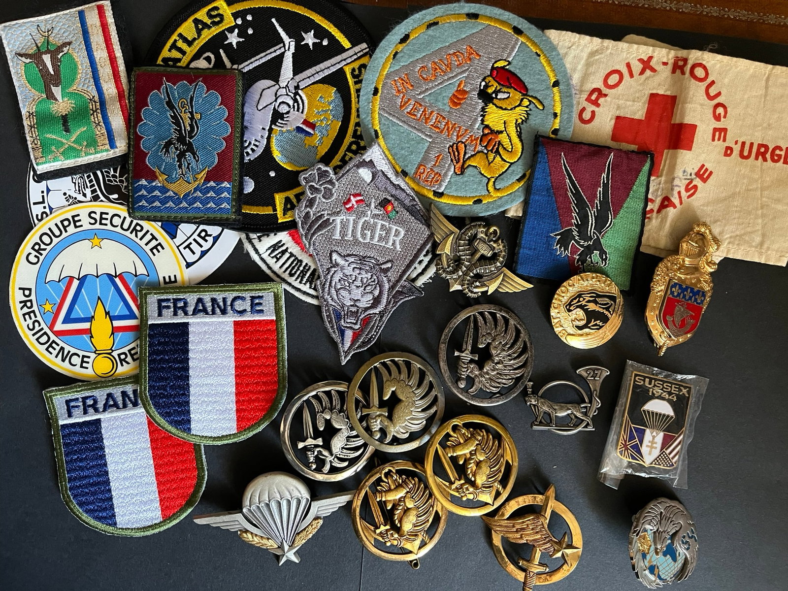 FRANCE INSIGNES. France insignia: Lot de 22 pieces 6 insignes de beret des troupes aeroportees brevet de parachutiste Fraisse Brevet de Nageur de Combat Drago 54 regiment de transmissions Boussemart 11 BCP Drago Noisiel (attache casse