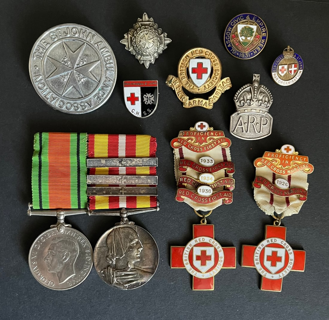 ROYAUME-UNI GROUPE MEDAILLES. United Kingdom medal group: Groupe de 4 medailles a une Dame Defense Medal Voluntary Medical Service Medal de la Croix Rouge avec 3 agrafes pour 30 annees de service dans la Croix Rouge gravee MAY F. SALTER en argent et 2 croix 