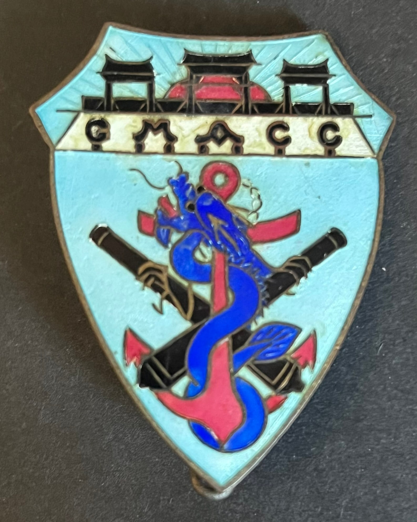 FRANCE TROUPES EN CHINE. France troops in China: Insigne Groupe Mixte d Artillerie Coloniale de Chine sans marquage 48 x 37mm. Mixed Colonial Artillery Group of China insignia without marking 48 x 37 mm