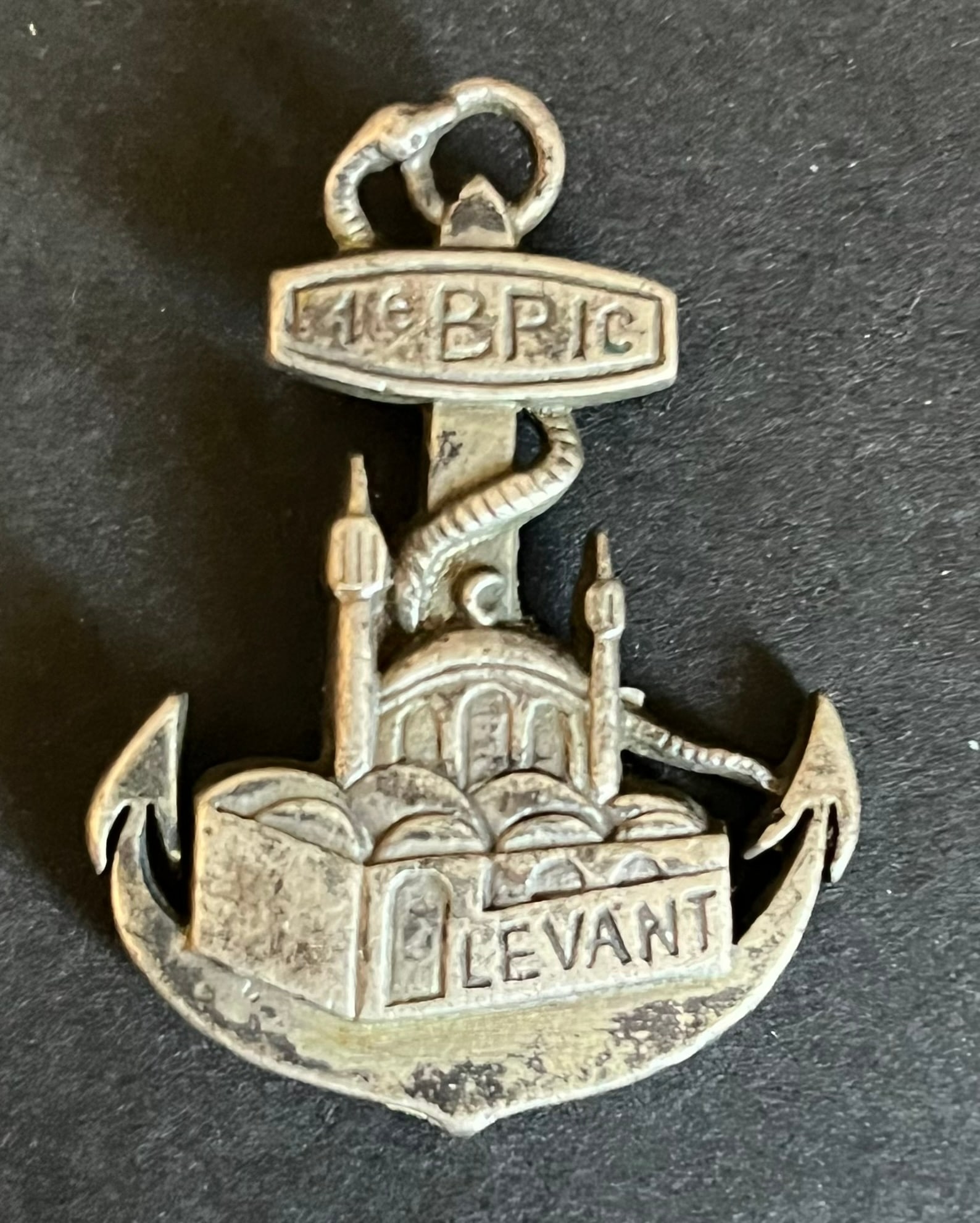 FRANCE LEVANT SYRIE LIBAN. France Levant Syria Lebanon: Insigne 1er Bataillon de Pionniers d Infanterie Coloniale au Levant fabrication locale du Levant - crochet absent - argent. 1st Battalion of Colonial Infantry Pioneers in the Levant insignia locally m
