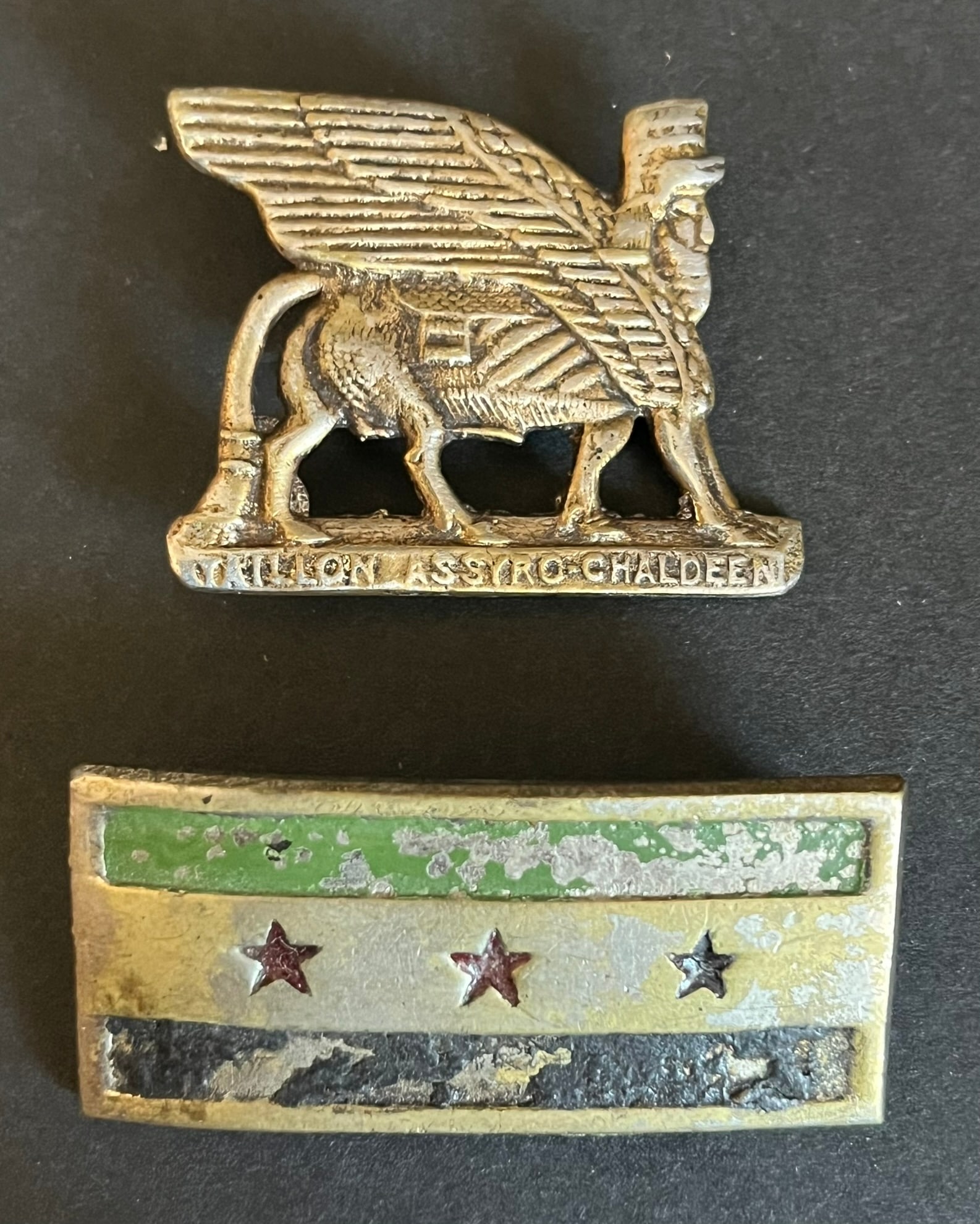 FRANCE LEVANT SYRIE LIBAN. France Levant Syria Lebanon: Lot 2 pieces Insigne Bataillon Assyro Chaldeen en fabrication locale argent Insigne reprenant le drapeau de la Republique Syrienne de 1932 fabrication locale. Lot of 2 pieces consisting of Assyro Chal
