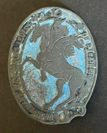 FRANCE LEVANT SYRIE LIBAN. France Levant Syria Lebanon: Insigne Groupement des Escadrons de Djezireh 11eme Escadron de gardes a cheval fabrication locale metal peint - oxydations . 11th Mounted Guard Squadron insignia locally made painted metal with oxidat
