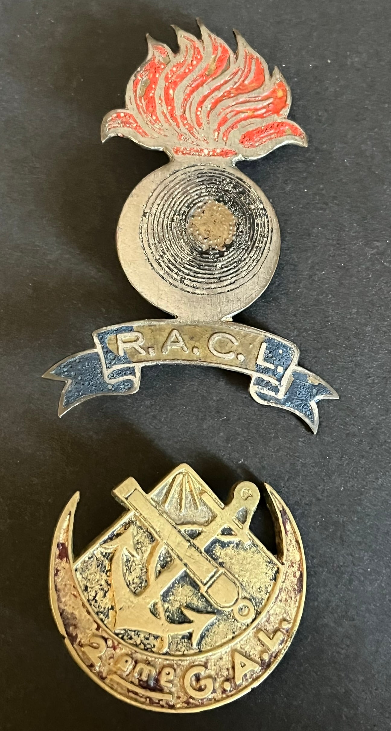 FRANCE LEVANT SYRIE LIBAN. France Levant Syria Lebanon: Lot 2 pieces Insigne 2eme Groupe d Artillerie du Levant fabrication locale laiton peint Insigne grand modele 70 x 48 mm du Regiment d Artillerie Coloniale du Levant fabrication locale metal peint. Lot