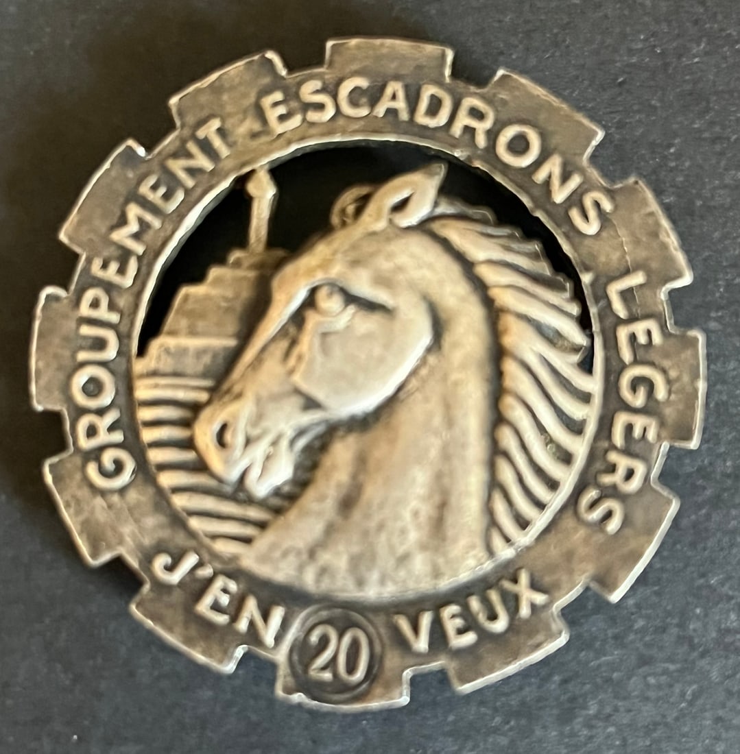 FRANCE LEVANT SYRIE LIBAN. France Levant Syria Lebanon: Insigne 20 Groupement des Escadrons Legers J en Veux fabrication locale attaches a pattes (2 pattes cassees) probablement argent bas titre. 20th Groupement des Escadrons Legers J’en Veux insignia lo
