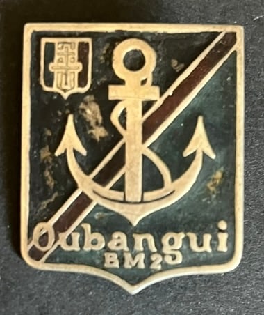 FRANCE LIBRE LEVANT. Free France Levant: Insigne du BM2 Oubangui numerote 505 fabrication locale du Levant en argent peint 36 x 29mm - attache resoudee. BM2 Oubangui insignia numbered 505 locally made in the Levant painted silver 36 x 29 mm 