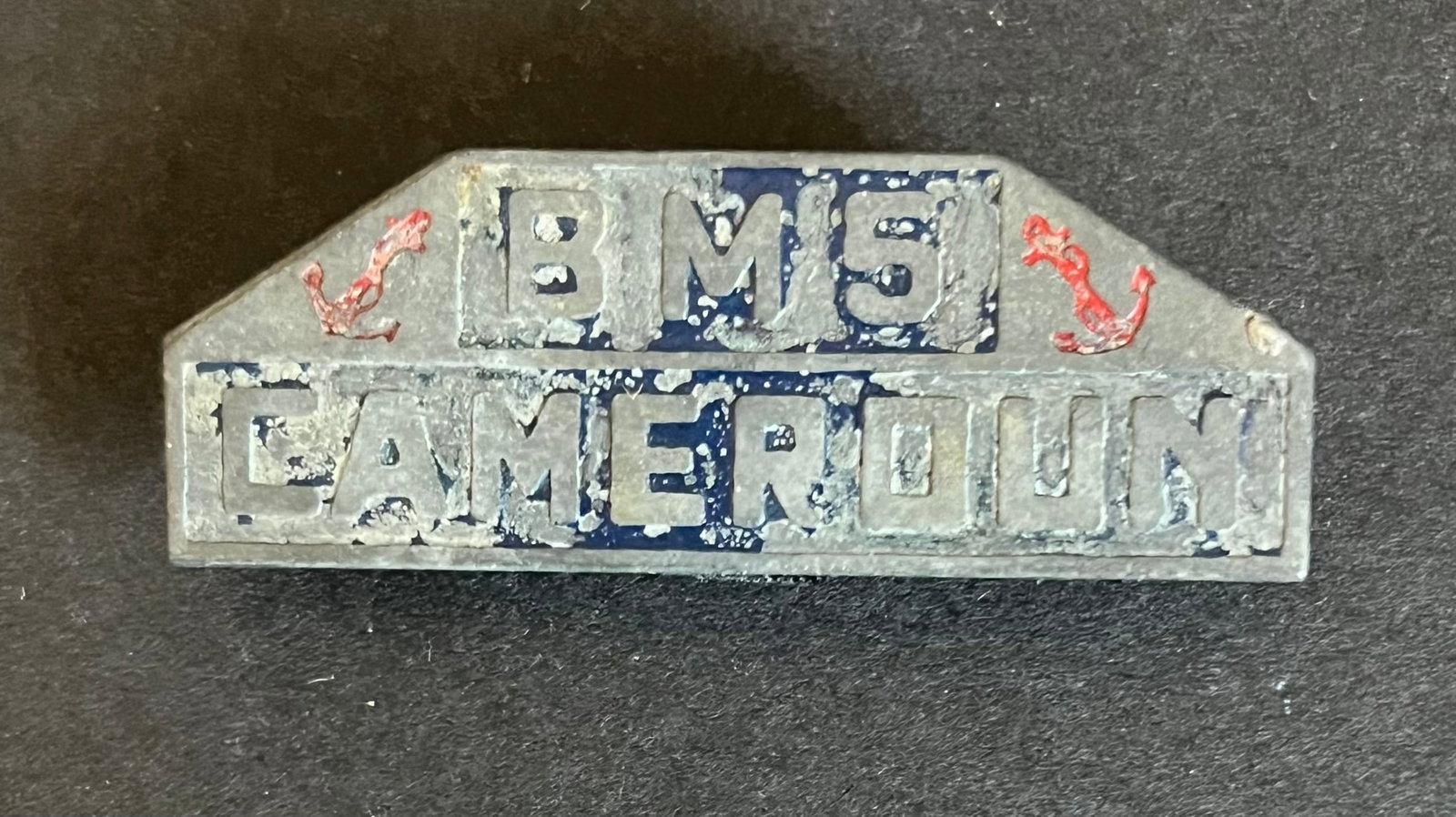 FRANCE LIBRE LEVANT. Free France Levant: Insigne de patte d epaule du BM5 CAMEROUN premier modele de 1942 fabrication locale du Levant en metal peint 48 x 17 5mm (attache resoudee). BM5 Cameroun shoulder title insignia first model 1942 local