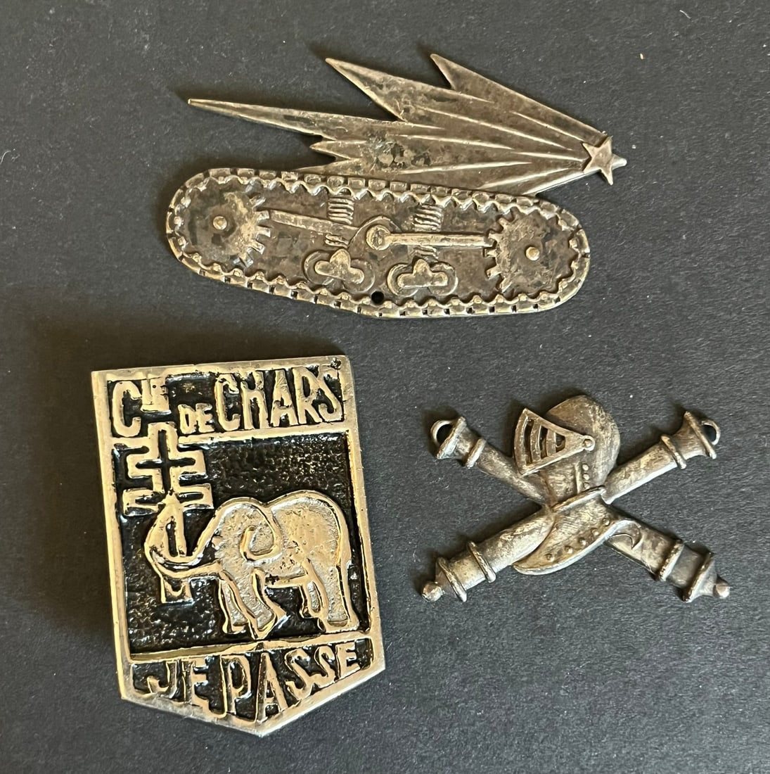 FRANCE LIBRE LEVANT. Free France Levant: Lot de 3 pieces Insigne compagnie puis Escadron de Chars du Levant en 1944 numerote 135 fabrication locale Insigne a coudre des troupes motorisees metal argente Insigne a coudre de beret des troupes d