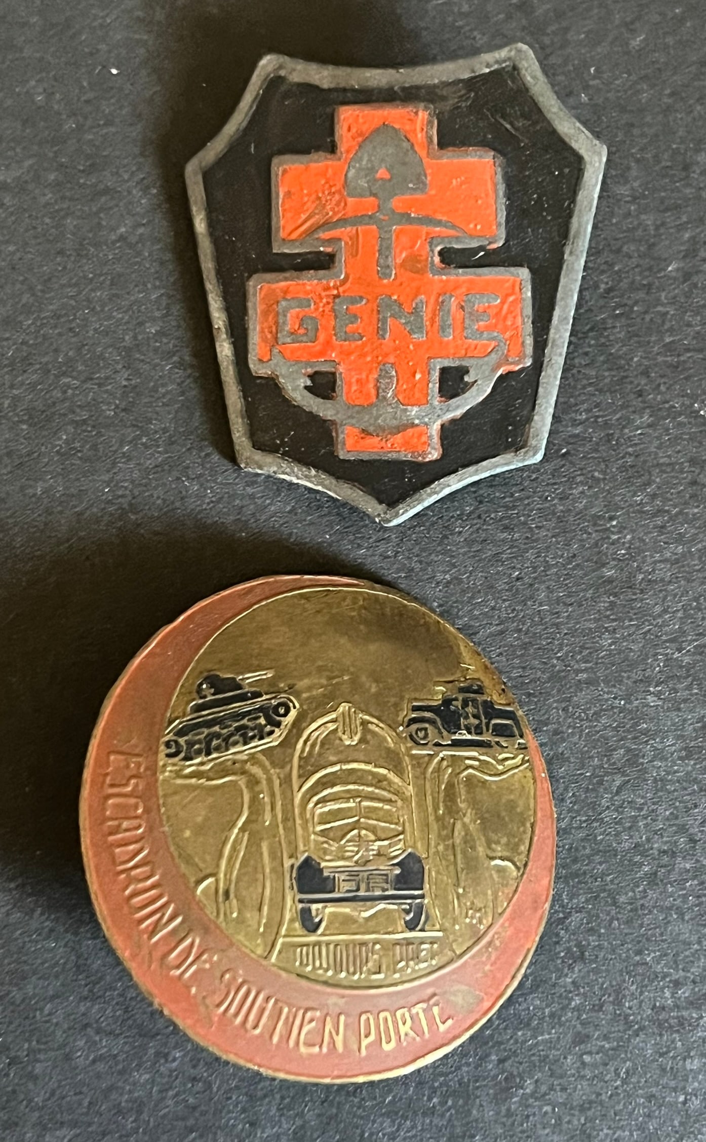 FRANCE LIBRE LEVANT. Free France Levant: Lot de 2 pieces Insigne 1ere Compagnie du Genie du Levant 31 x 28mm fabrication locale metal peint (attache cassee mais presente) Insigne Escadron de Soutien Porte FFL fabrication locale metal peint. 