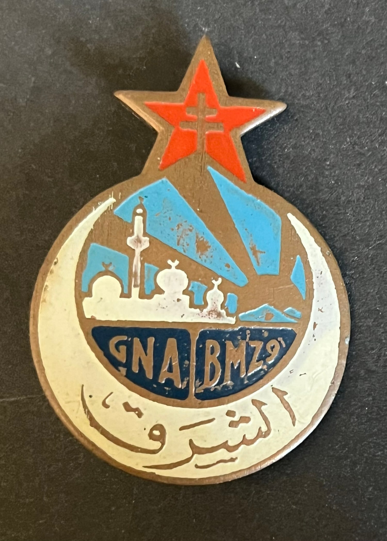 FRANCE LIBRE LEVANT. Free France Levant: Insigne Groupement Nord Africain BMZ 9 fabrication locale Syrie metal peint. BMZ 9 North African Group insignia locally made in Syria painted metal