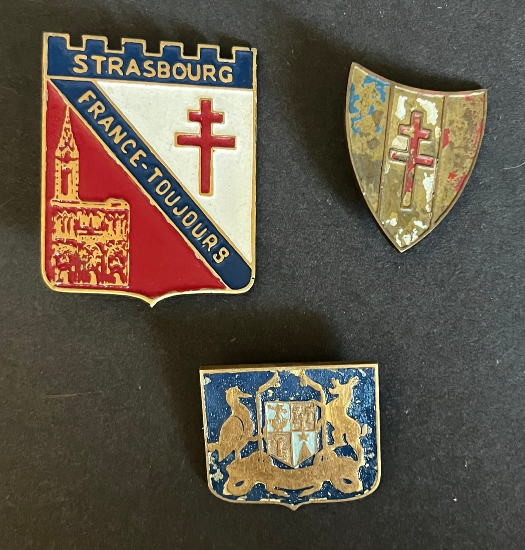 FRANCE LIBRE LEVANT. Free France Levant: Lot de 3 pieces Insigne des volontaires de l Ile Maurice dans les FFL 26 x 24 mm fabrication locale du Levant vermeil peint non poinconne Insigne STRASBOURG de Comite FFL 40 x 32 mm fabrication locale