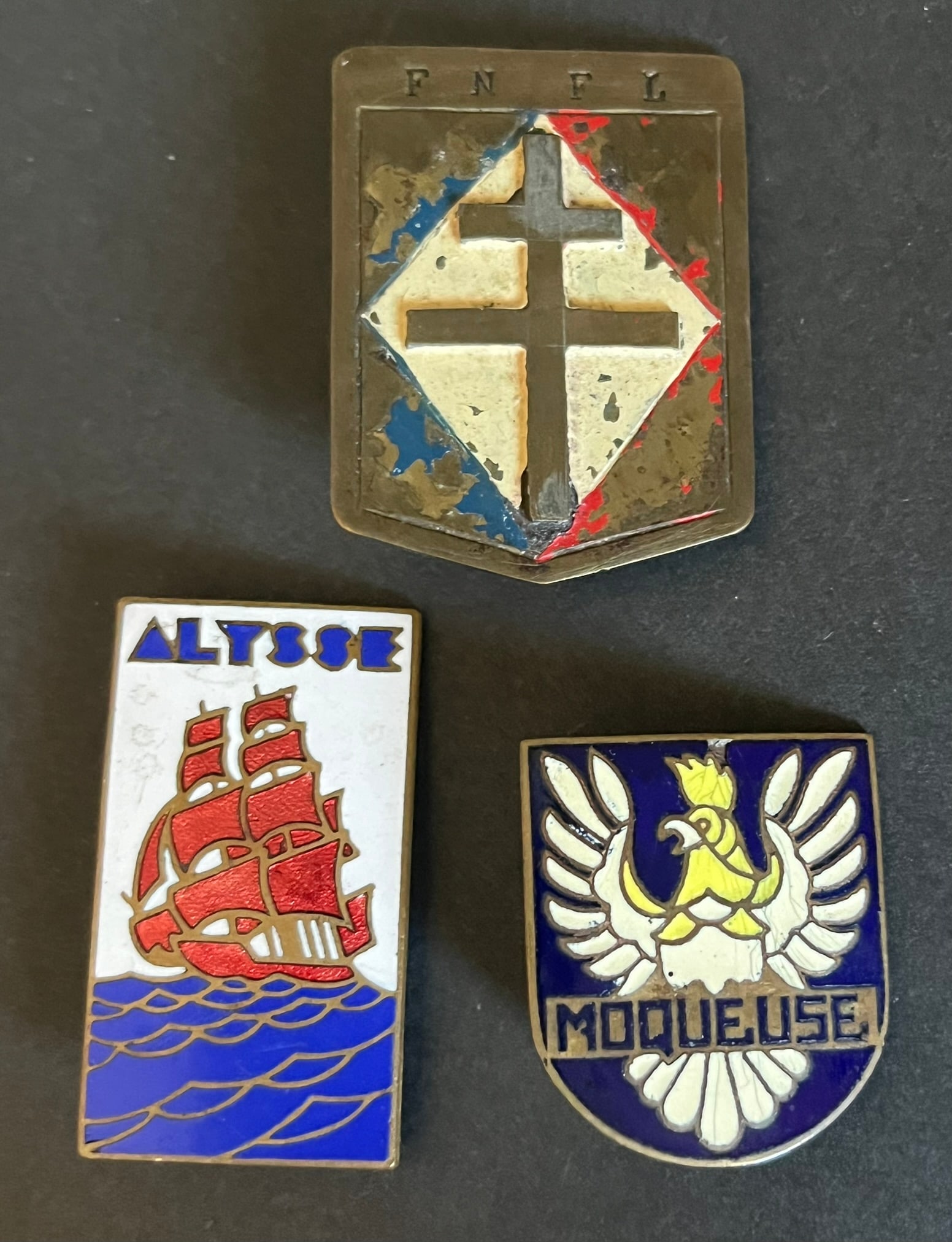 FRANCE LIBRE MARINE LEVANT. Free France Navy Levant: Lot de 3 pieces FNFL Insigne FNFL 2eme modele 42 x 31 mm fabrication locale du Levant metal peint Insigne de la corvette ALYSSE numerote 465 fabrication anglaise emaillee Insigne (epingle absente) Ins