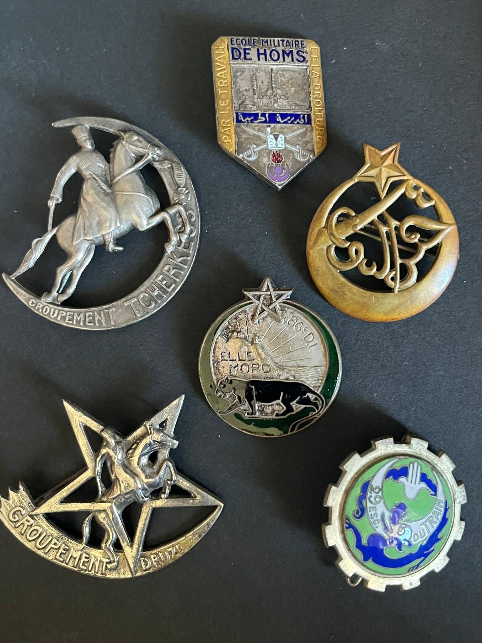 FRANCE LEVANT CAP F MARDAM BEY. France Levant Captain F Mardam Bey: Souvenirs du Capitaine Fouad MARDAM BEY recueillis en 1987 Lot 6 pieces Insigne Ecole militaire de Homs Drago Ber 86 DI Drago Ber 3 RTA bombe sans 29 escadron du Train Drago Ber Groupement Tcherkess s