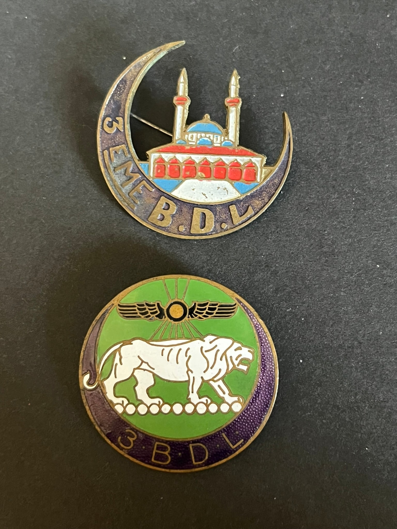 FRANCE LEVANT CAP F MARDAM BEY. France Levant Captain F Mardam Bey: Souvenirs du Capitaine Fouad MARDAM BEY recueillis en 1987. Lot 2 pieces Insigne 3 Bataillon du Levant modele avec croissant et Mosquee fabrication locale metal peint Insigne 3 Bataillon du Levant mod