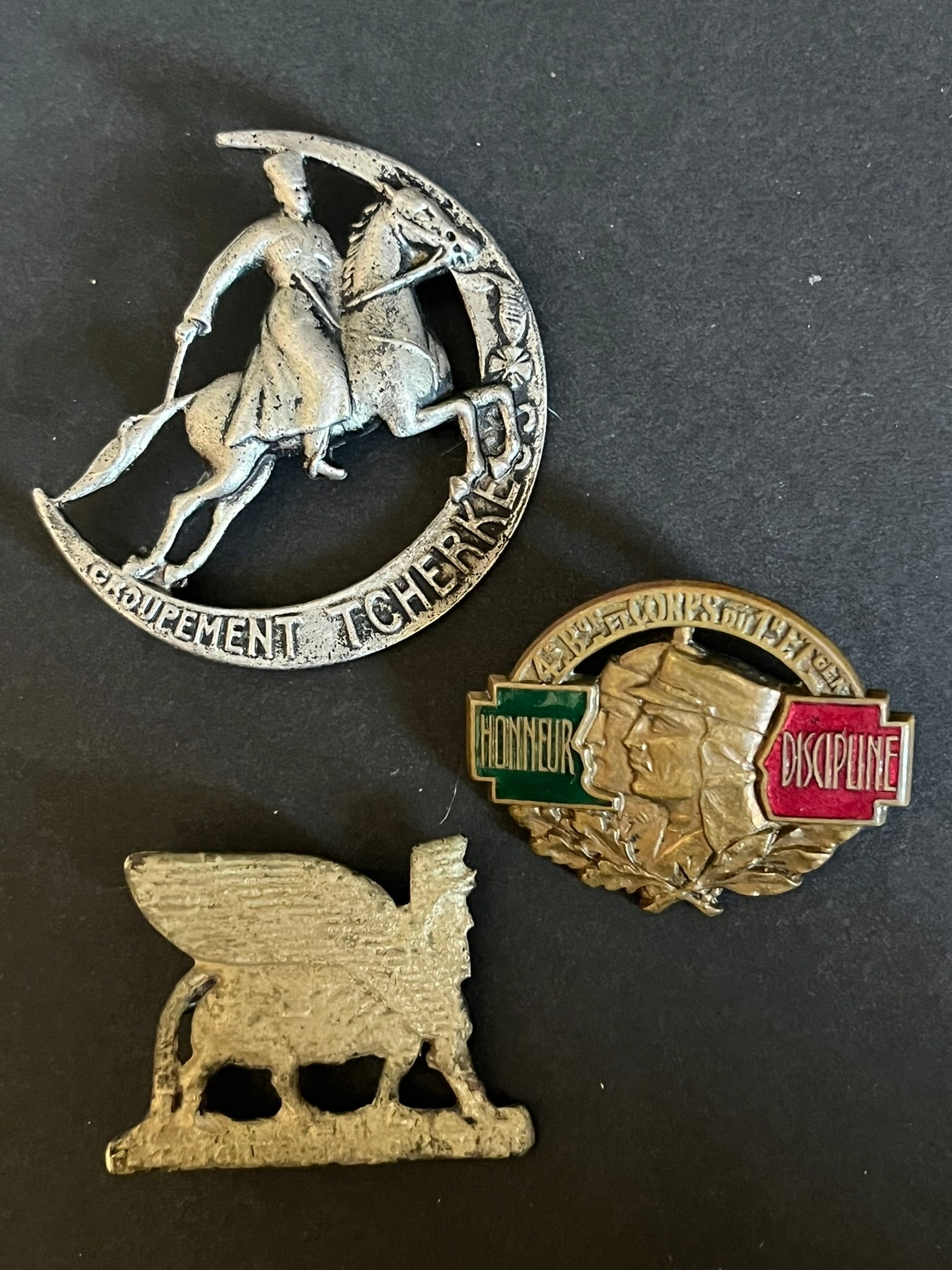 FRANCE LEVANT CAP F MARDAM BEY. France Levant Captain F Mardam Bey: Souvenirs du Capitaine Fouad MARDAM BEY recueillis en 1987. Lot 3 pieces Insigne Legion Etrangere 4eme Bataillon du 1er Etranger Bronze Drago Ber Insigne du Bataillon Assyro-Chaldeen fabrication local