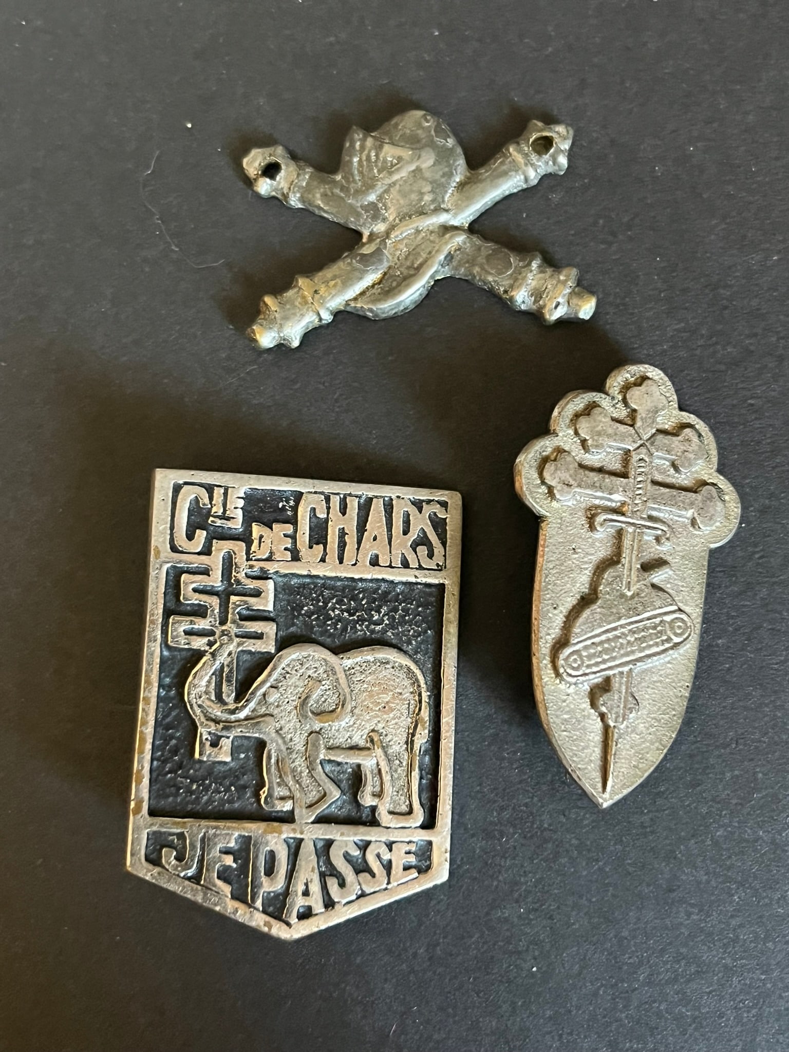FRANCE LEVANT CAP F MARDAM BEY. France Levant Captain F Mardam Bey: Souvenirs du Capitaine Fouad MARDAM BEY recueillis en 1987. Lot 3 pieces Insigne compagnie puis Escadron de Chars du Levant en 1944 numerote 127 fabrication locale Insigne probablement Compagnie Antic